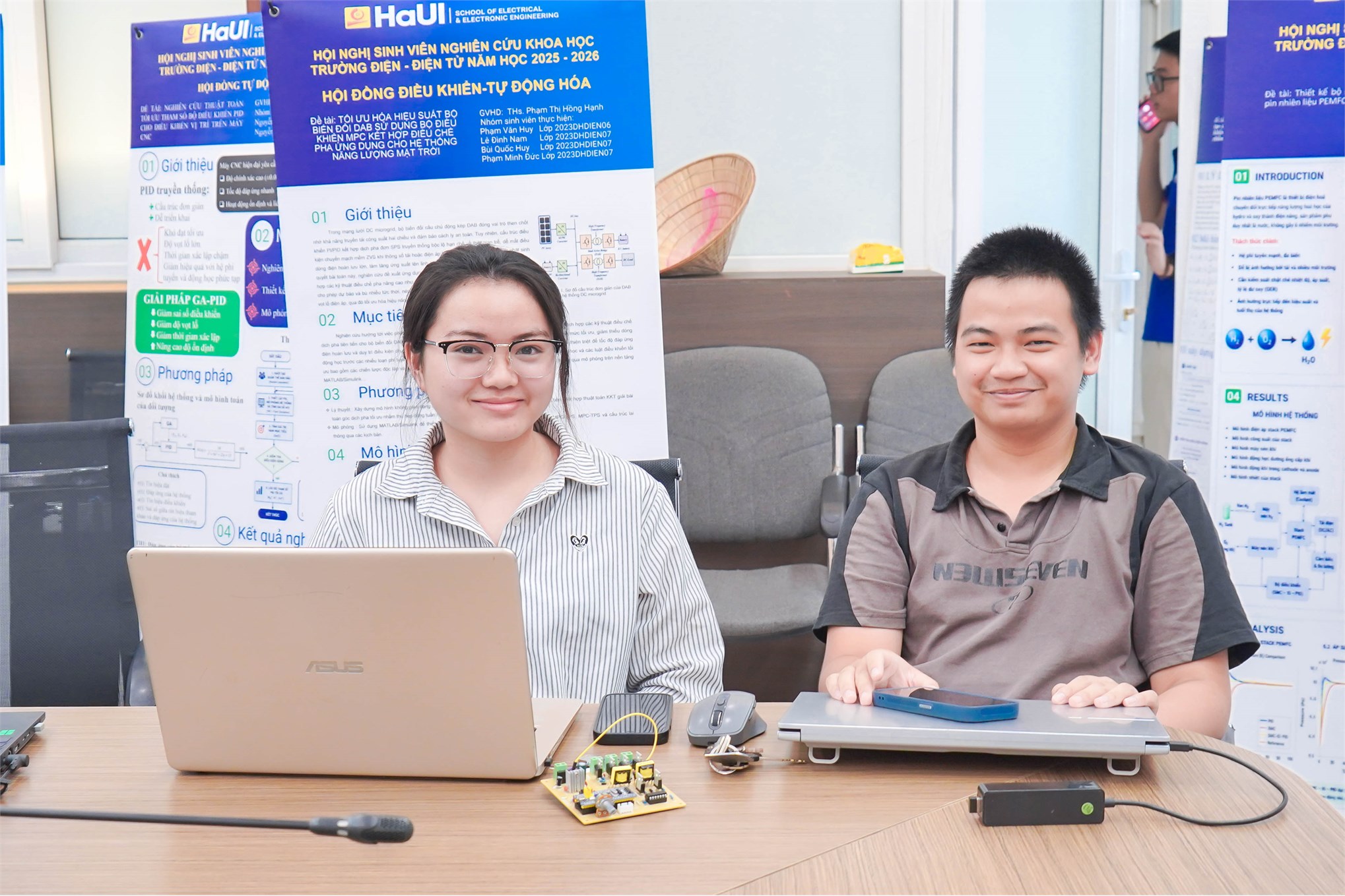 Sôi nổi phiên nghiệm thu đầu tiên đề tài sinh viên nghiên cứu khoa học Trường Điện - Điện tử năm học 2025 - 2026