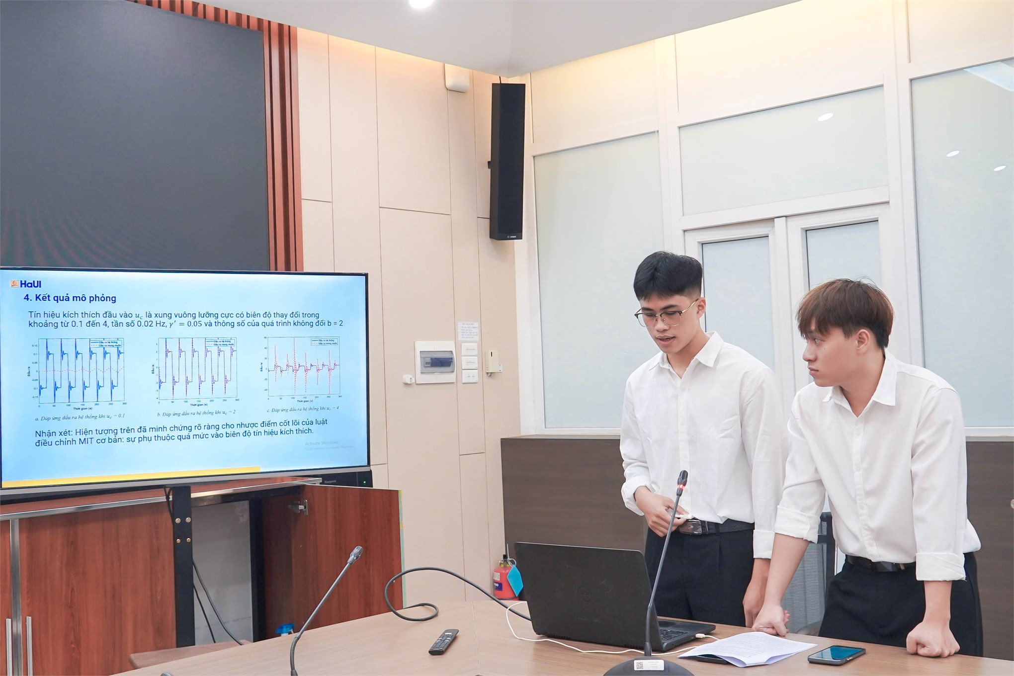 Sôi nổi phiên nghiệm thu đầu tiên đề tài sinh viên nghiên cứu khoa học Trường Điện - Điện tử năm học 2025 - 2026