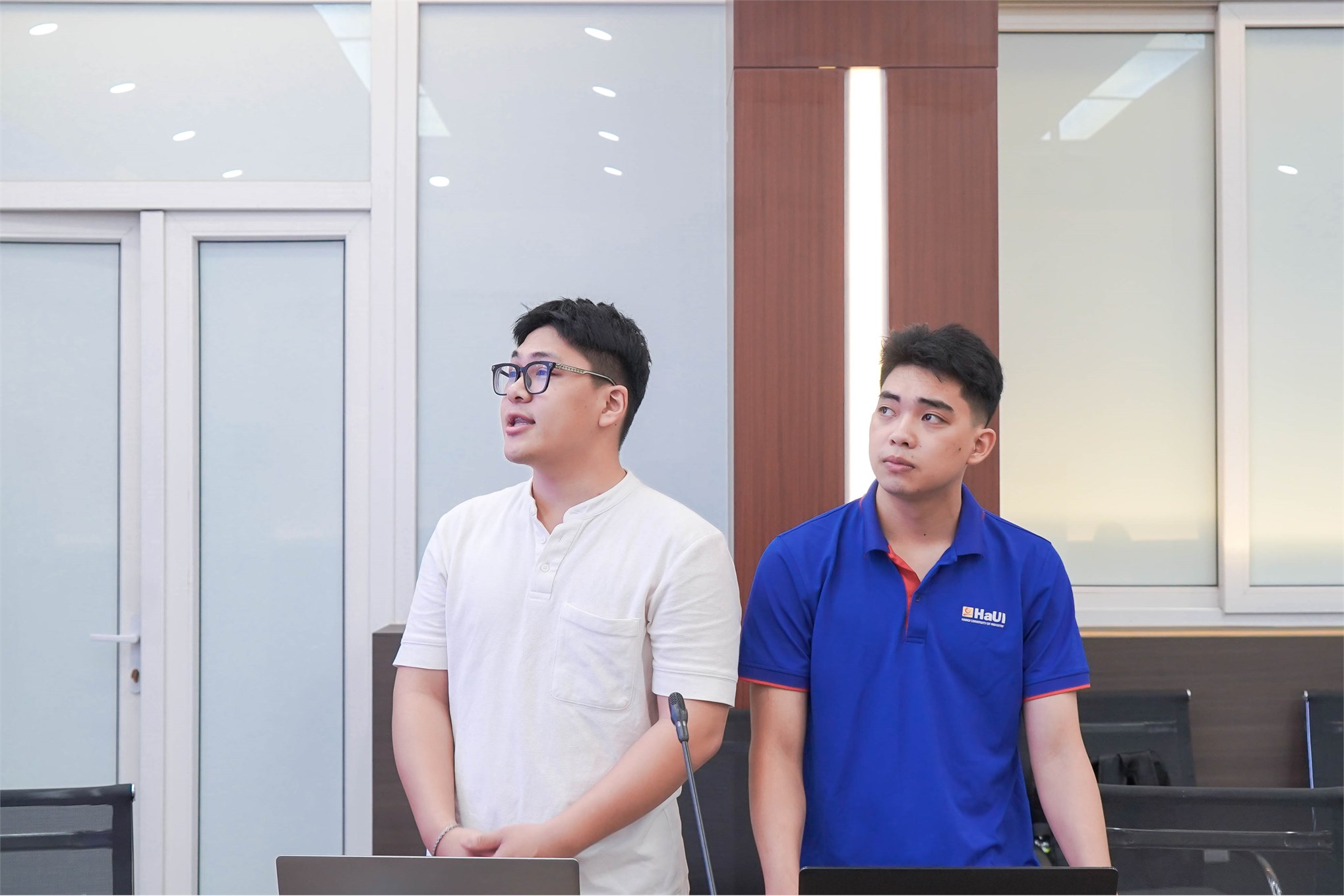 Sôi nổi phiên nghiệm thu đầu tiên đề tài sinh viên nghiên cứu khoa học Trường Điện - Điện tử năm học 2025 - 2026