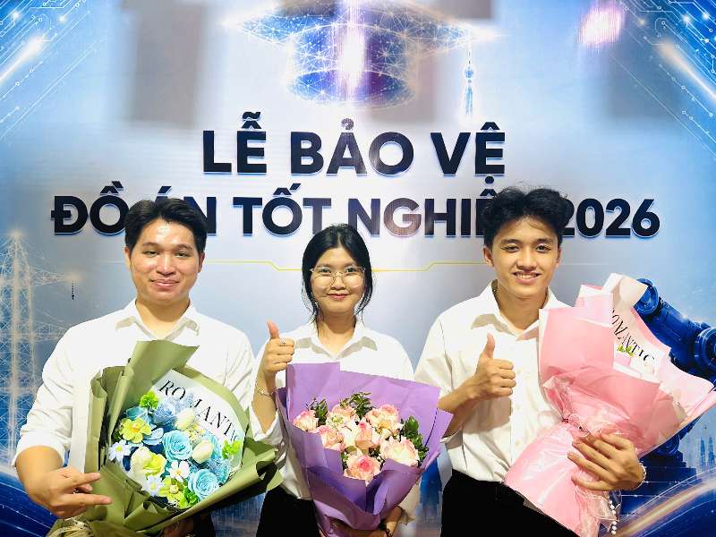 “Full English” tại Hội đồng 09: Dấu ấn nổi bật mùa bảo vệ đồ án 2026 của sinh viên EMI