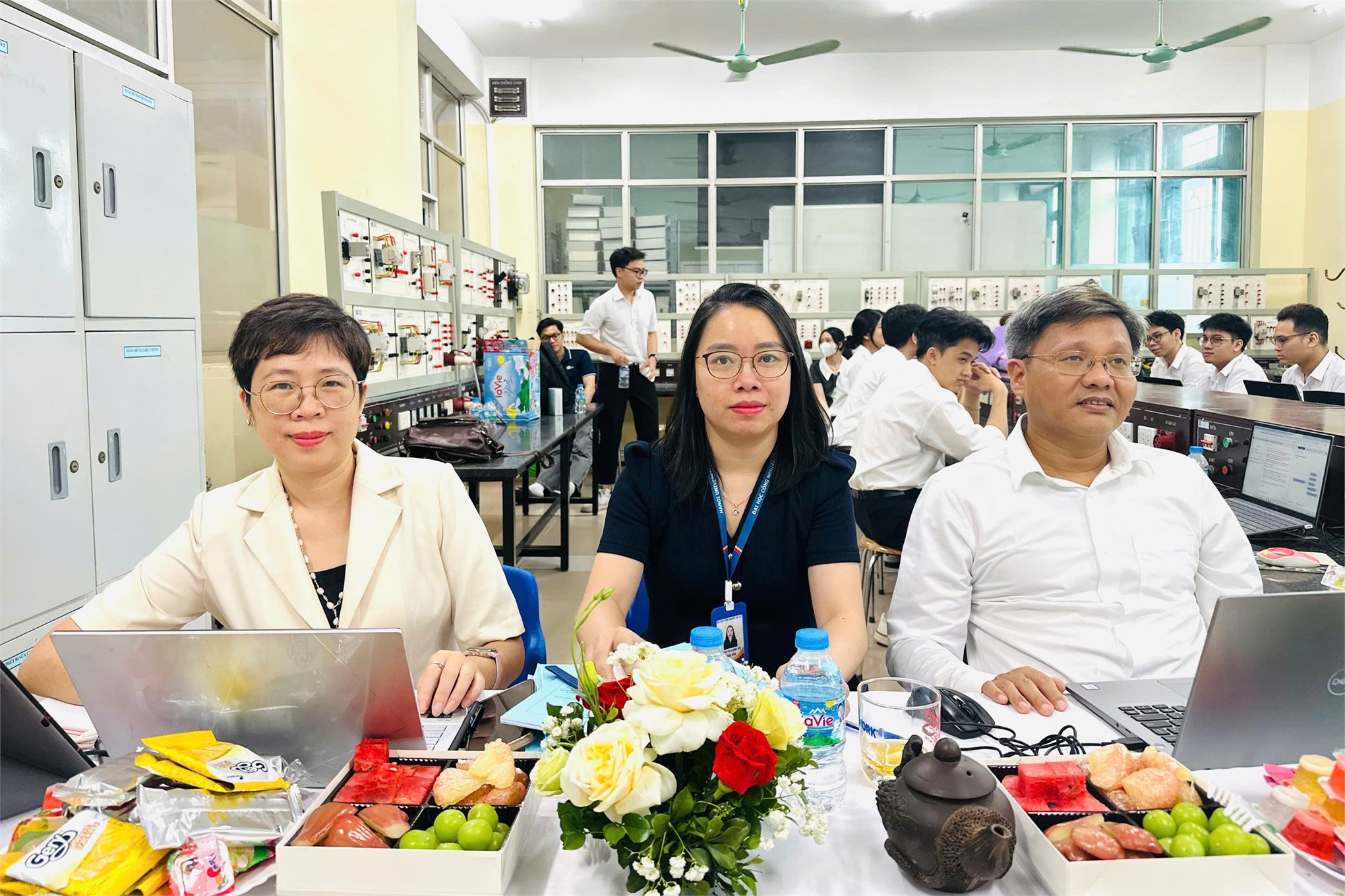“Full English” tại Hội đồng 09: Dấu ấn nổi bật mùa bảo vệ đồ án 2026 của sinh viên EMI