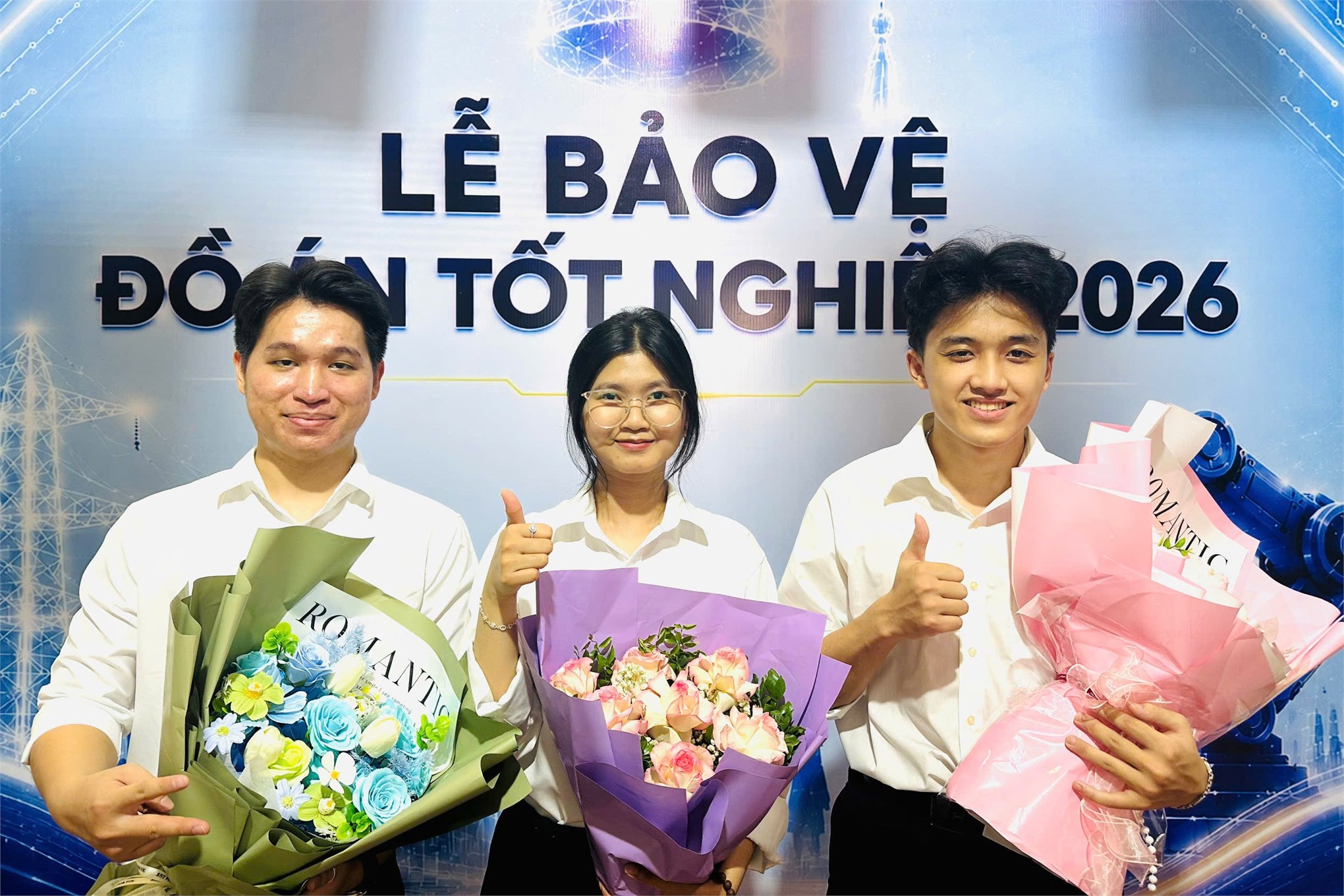 “Full English” tại Hội đồng 09: Dấu ấn nổi bật mùa bảo vệ đồ án 2026 của sinh viên EMI