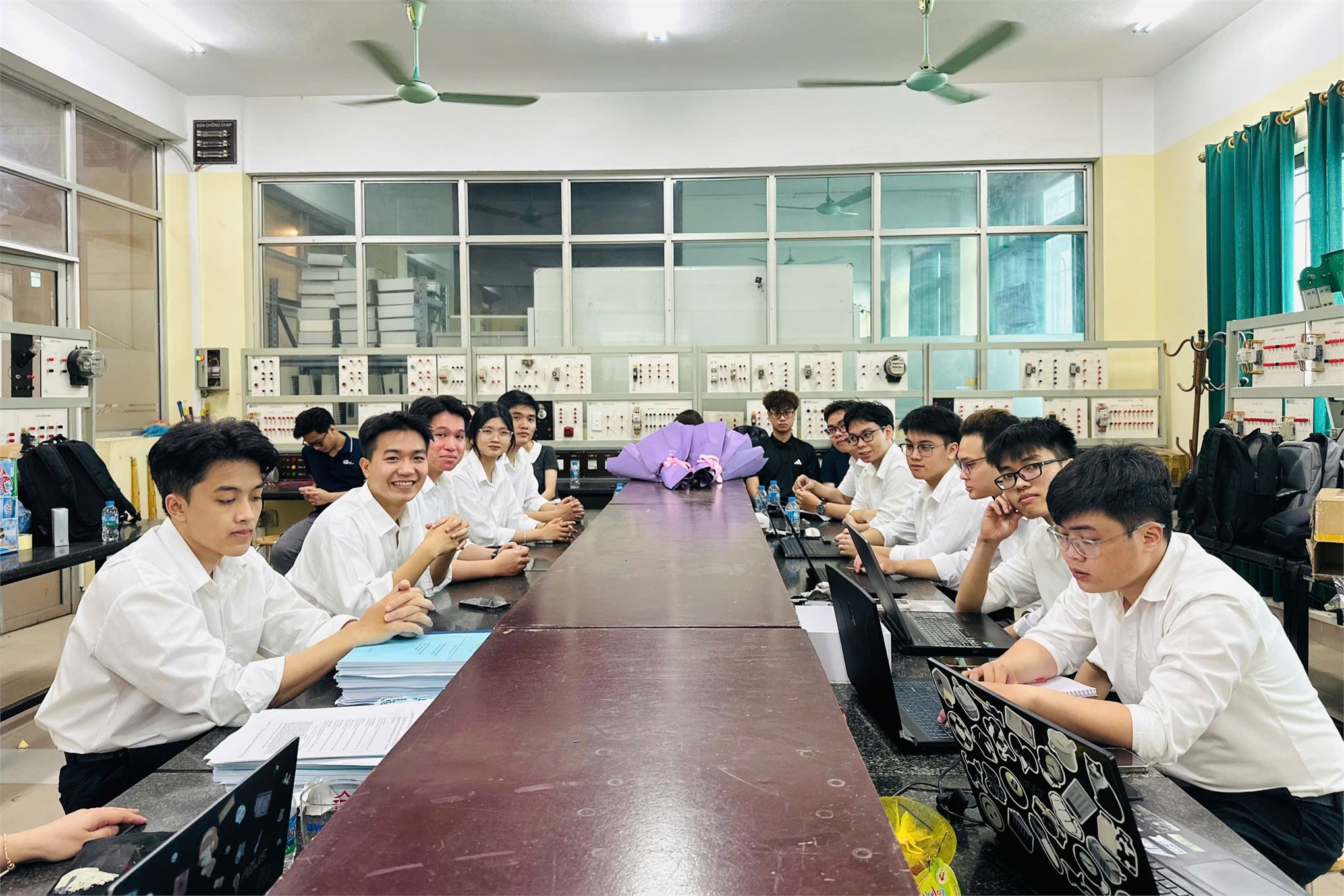 “Full English” tại Hội đồng 09: Dấu ấn nổi bật mùa bảo vệ đồ án 2026 của sinh viên EMI