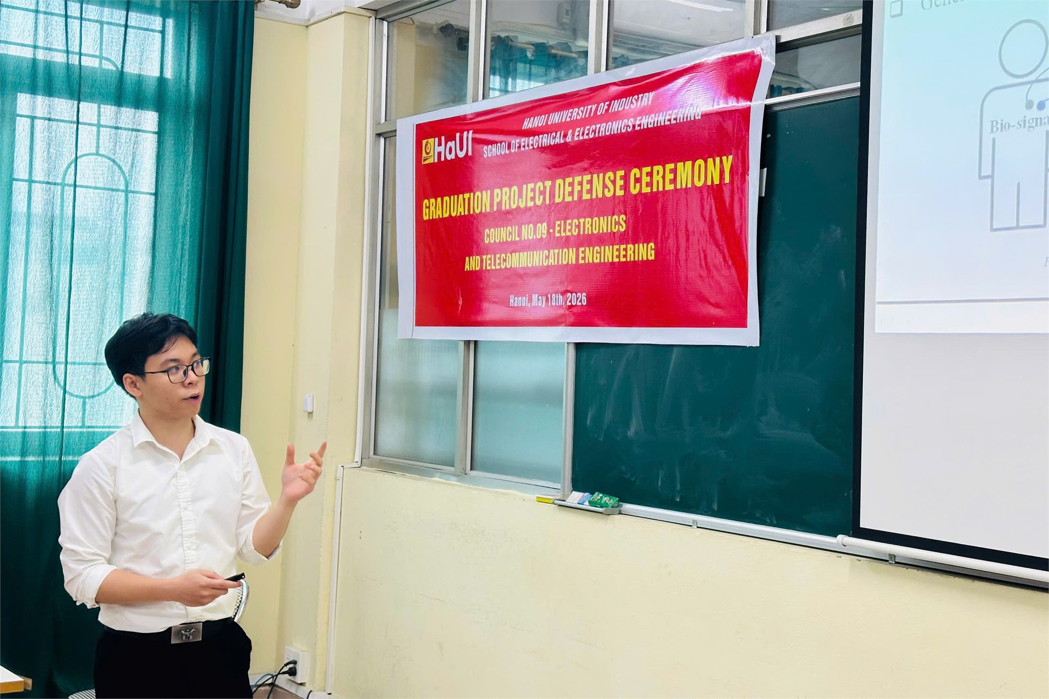 “Full English” tại Hội đồng 09: Dấu ấn nổi bật mùa bảo vệ đồ án 2026 của sinh viên EMI