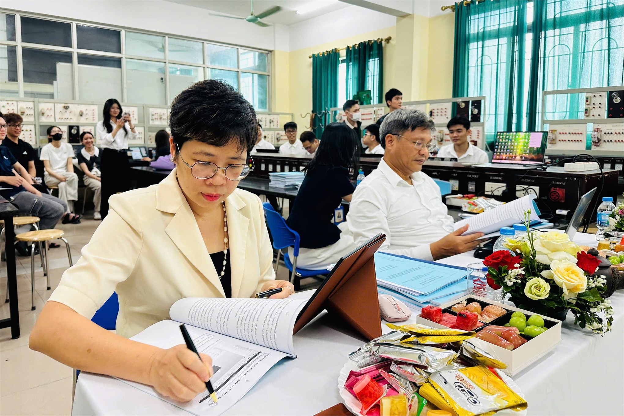 “Full English” tại Hội đồng 09: Dấu ấn nổi bật mùa bảo vệ đồ án 2026 của sinh viên EMI