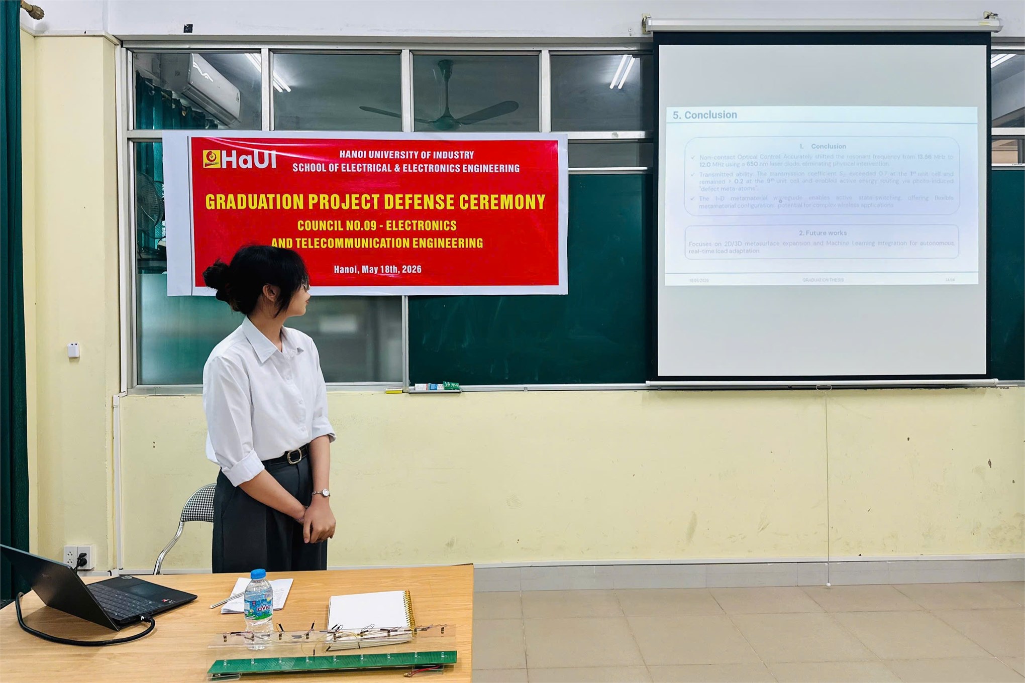 “Full English” tại Hội đồng 09: Dấu ấn nổi bật mùa bảo vệ đồ án 2026 của sinh viên EMI