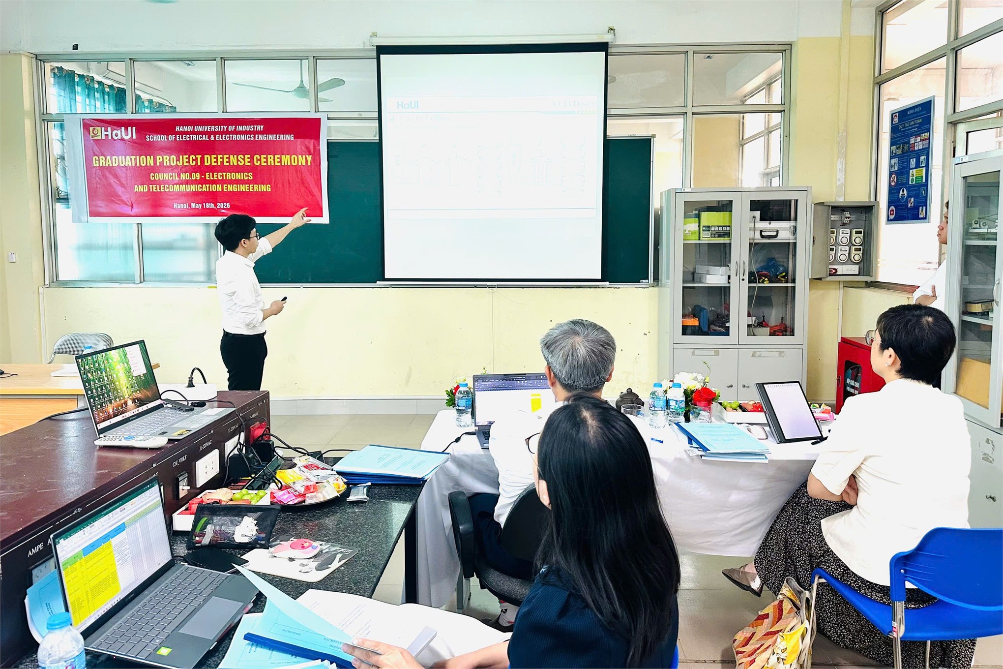 “Full English” tại Hội đồng 09: Dấu ấn nổi bật mùa bảo vệ đồ án 2026 của sinh viên EMI