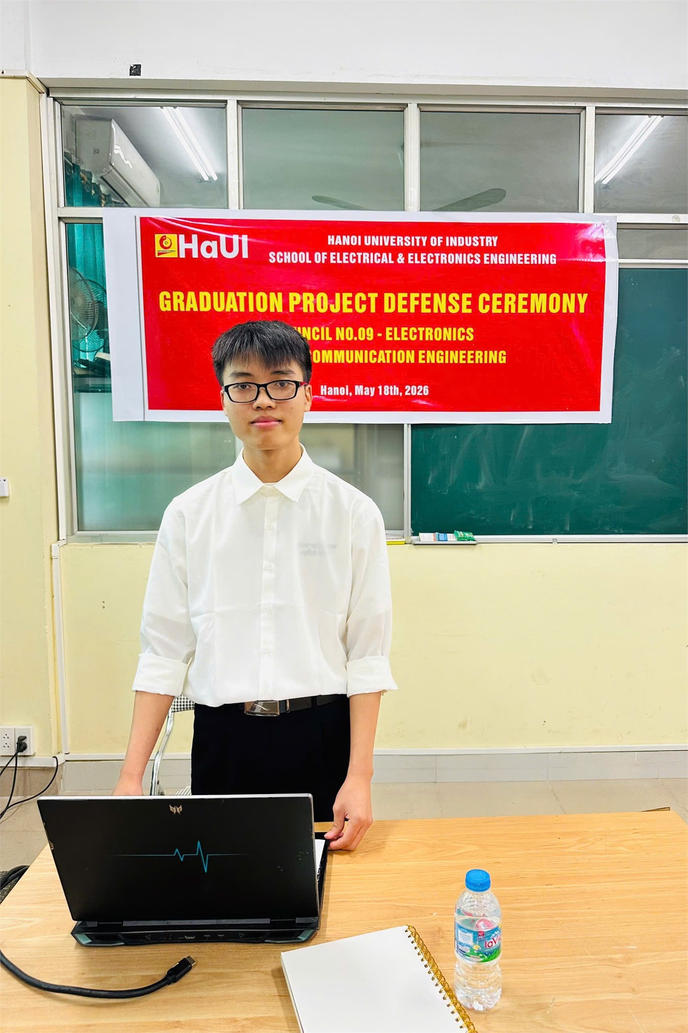 “Full English” tại Hội đồng 09: Dấu ấn nổi bật mùa bảo vệ đồ án 2026 của sinh viên EMI