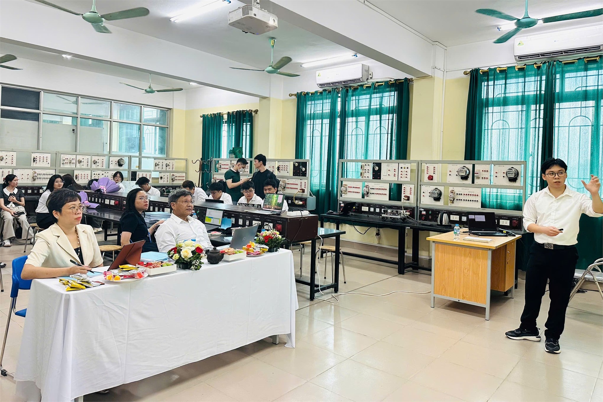 “Full English” tại Hội đồng 09: Dấu ấn nổi bật mùa bảo vệ đồ án 2026 của sinh viên EMI
