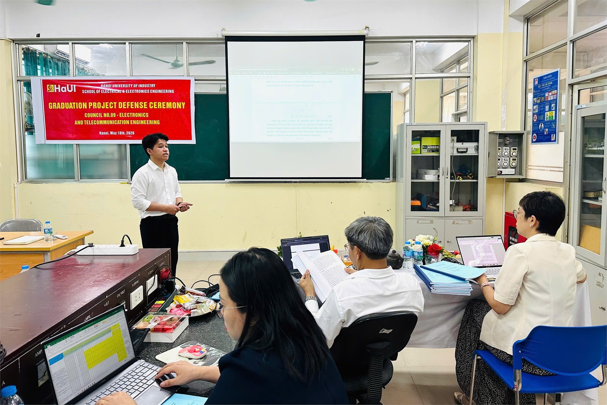 “Full English” tại Hội đồng 09: Dấu ấn nổi bật mùa bảo vệ đồ án 2026 của sinh viên EMI