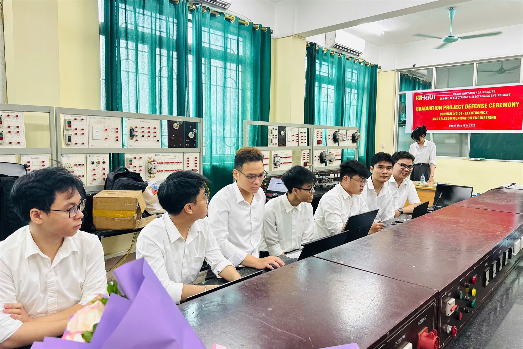 “Full English” tại Hội đồng 09: Dấu ấn nổi bật mùa bảo vệ đồ án 2026 của sinh viên EMI