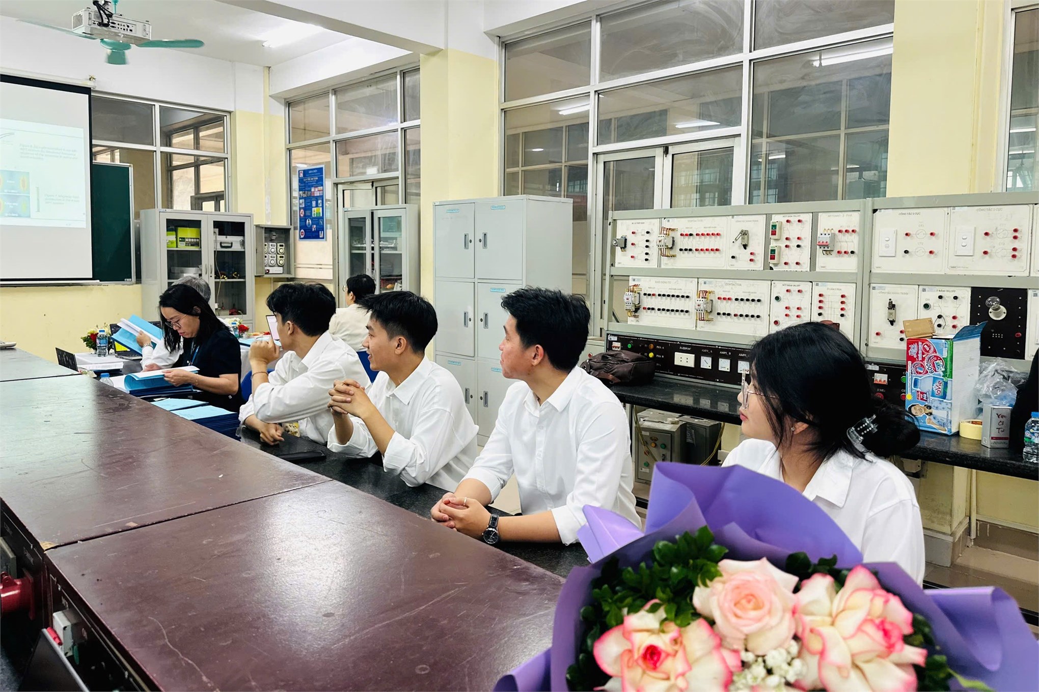 “Full English” tại Hội đồng 09: Dấu ấn nổi bật mùa bảo vệ đồ án 2026 của sinh viên EMI