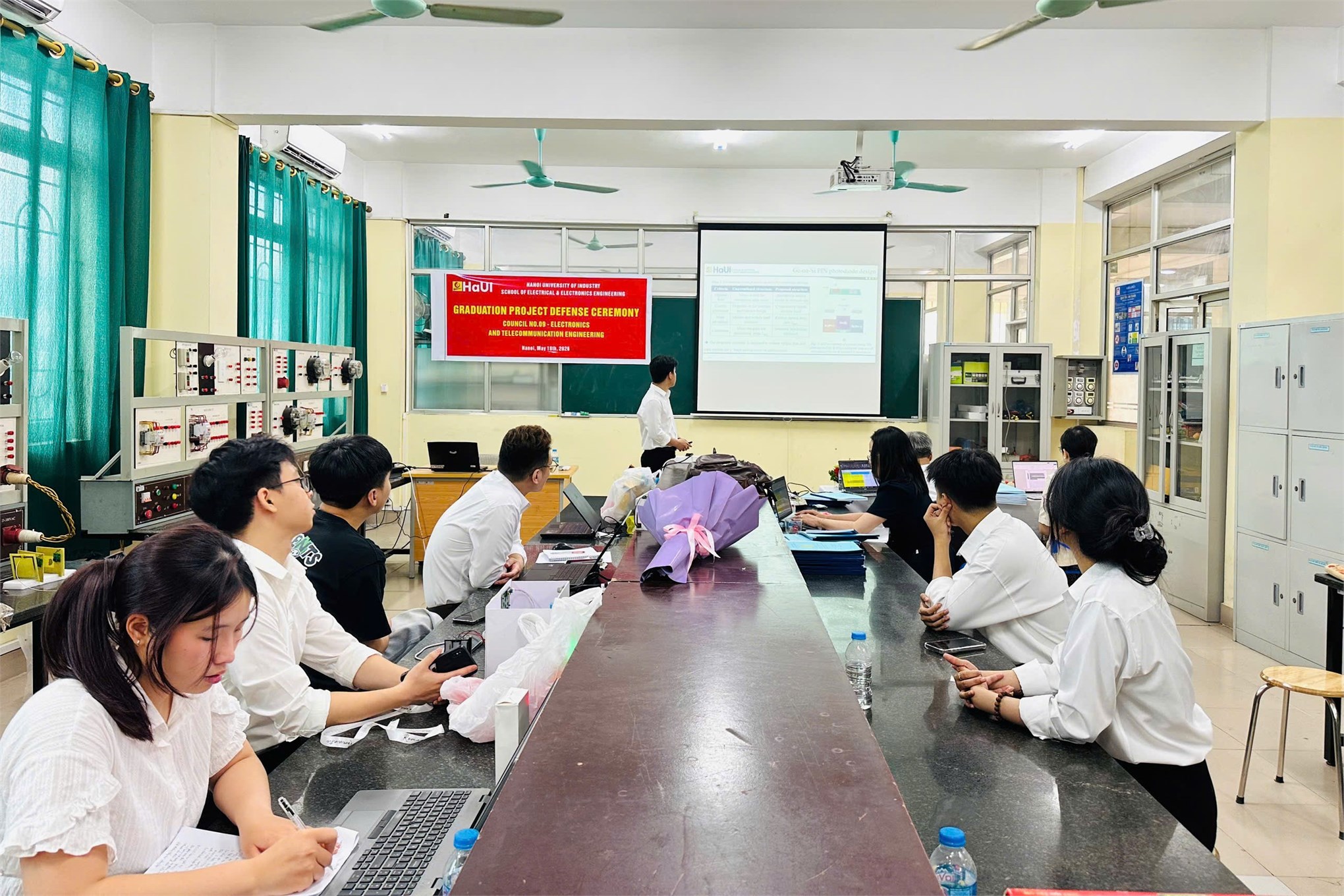“Full English” tại Hội đồng 09: Dấu ấn nổi bật mùa bảo vệ đồ án 2026 của sinh viên EMI
