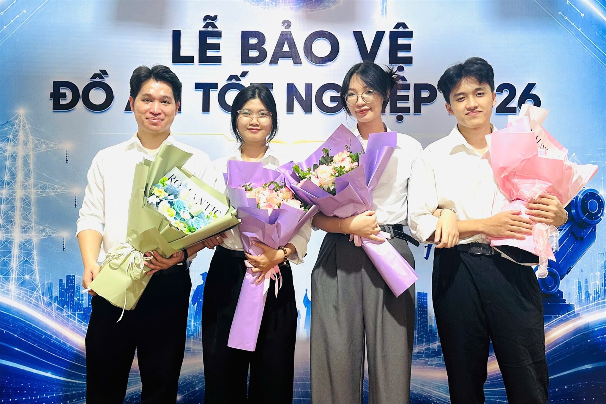 “Full English” tại Hội đồng 09: Dấu ấn nổi bật mùa bảo vệ đồ án 2026 của sinh viên EMI