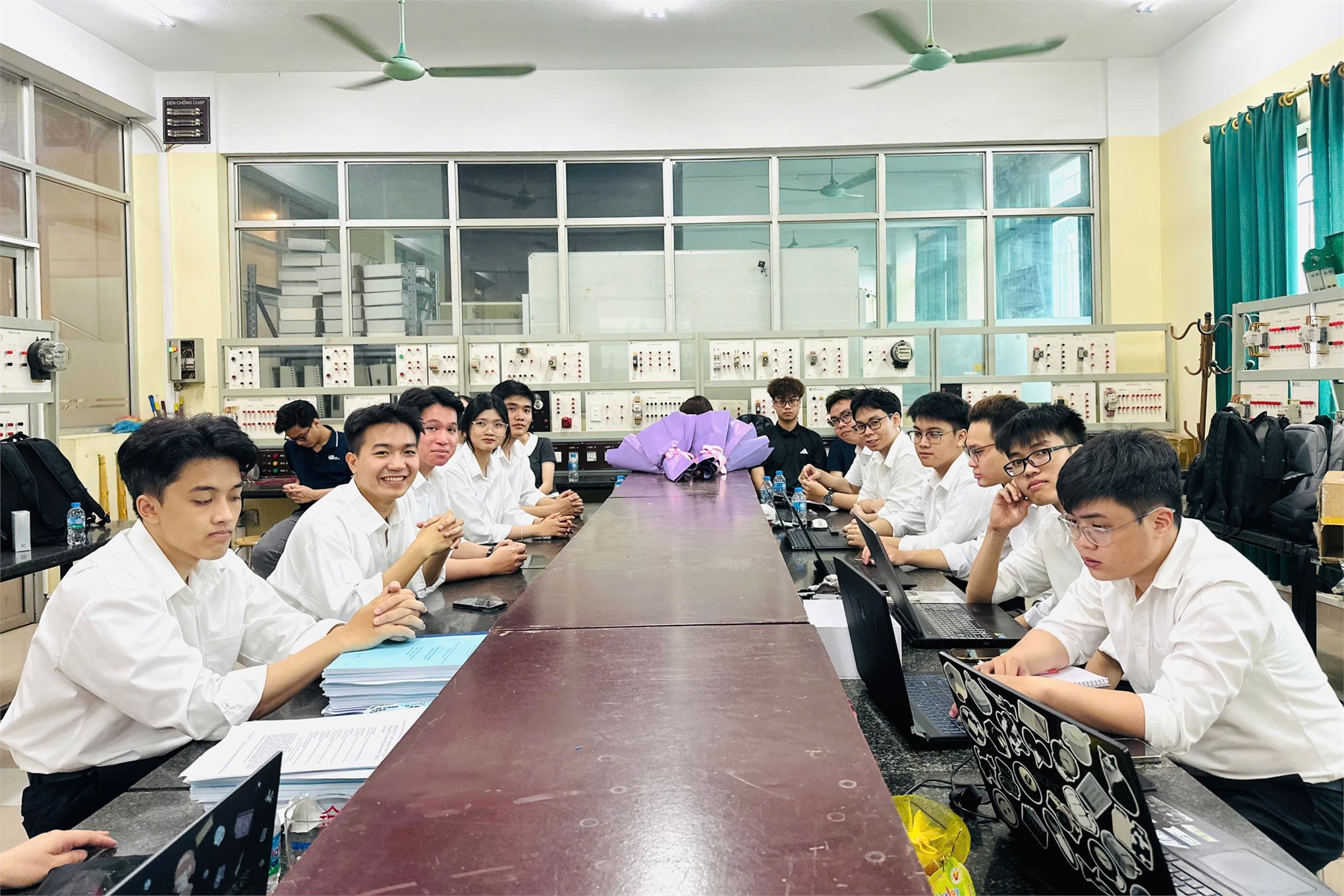 “Full English” tại Hội đồng 09: Dấu ấn nổi bật mùa bảo vệ đồ án 2026 của sinh viên EMI