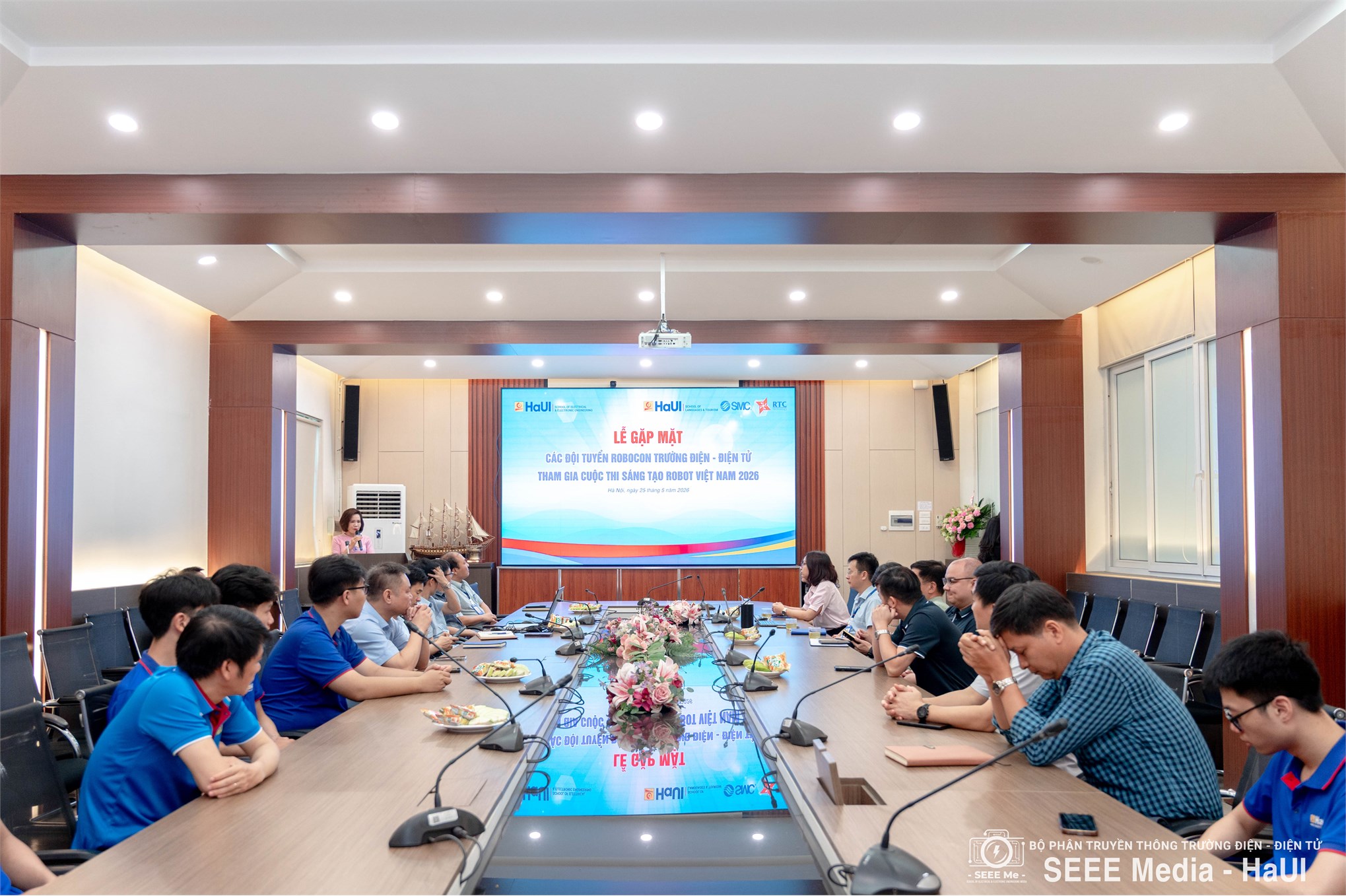 Tiếp sức Robocon 2026: Trường Điện - Điện tử gặp mặt, động viên 02 đội tuyển DCN-SEEE trước thềm tranh tài