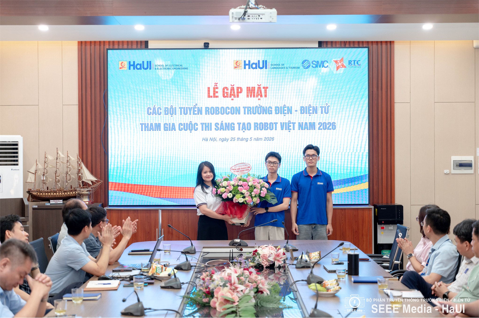 Tiếp sức Robocon 2026: Trường Điện - Điện tử gặp mặt, động viên 02 đội tuyển DCN-SEEE trước thềm tranh tài