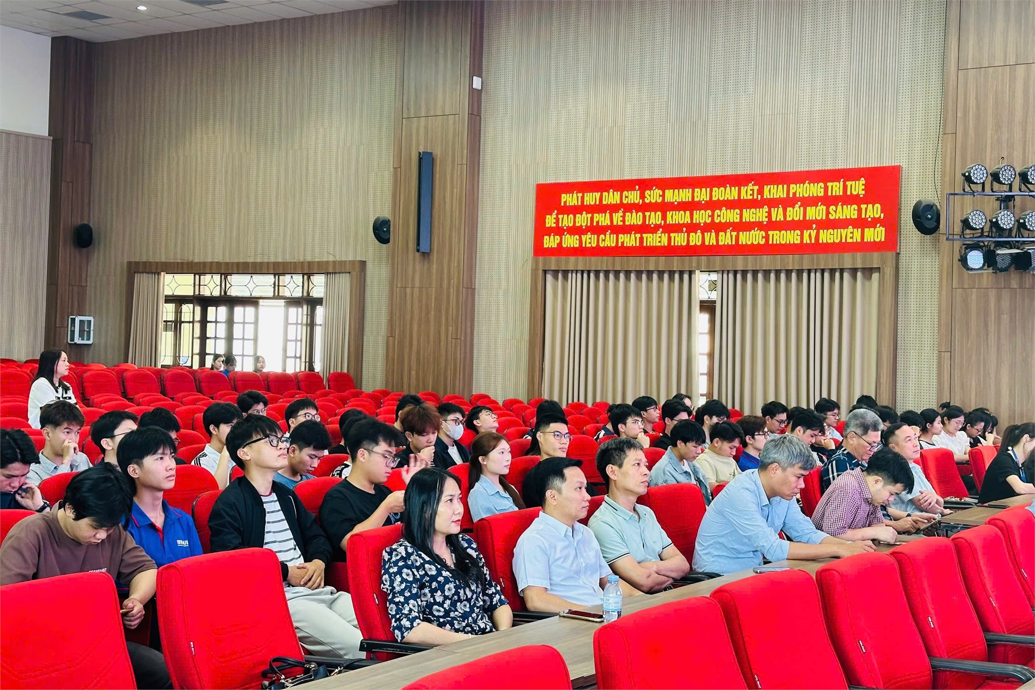 Trường Điện - Điện tử tổ chức Hội nghị Lớp trưởng, Bí thư Chi đoàn học kỳ II năm học 2025 - 2026