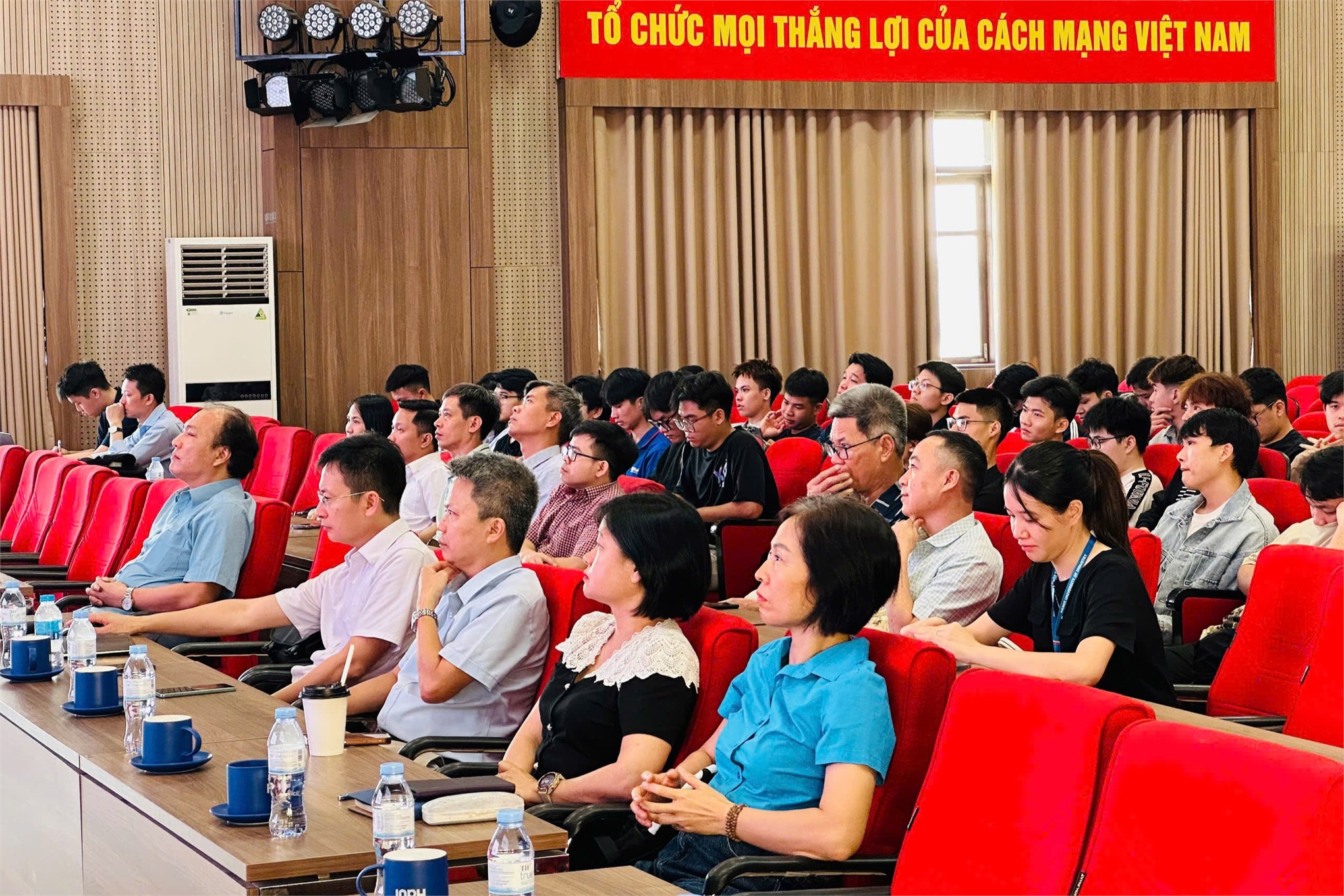 Trường Điện - Điện tử tổ chức Hội nghị Lớp trưởng, Bí thư Chi đoàn học kỳ II năm học 2025 - 2026