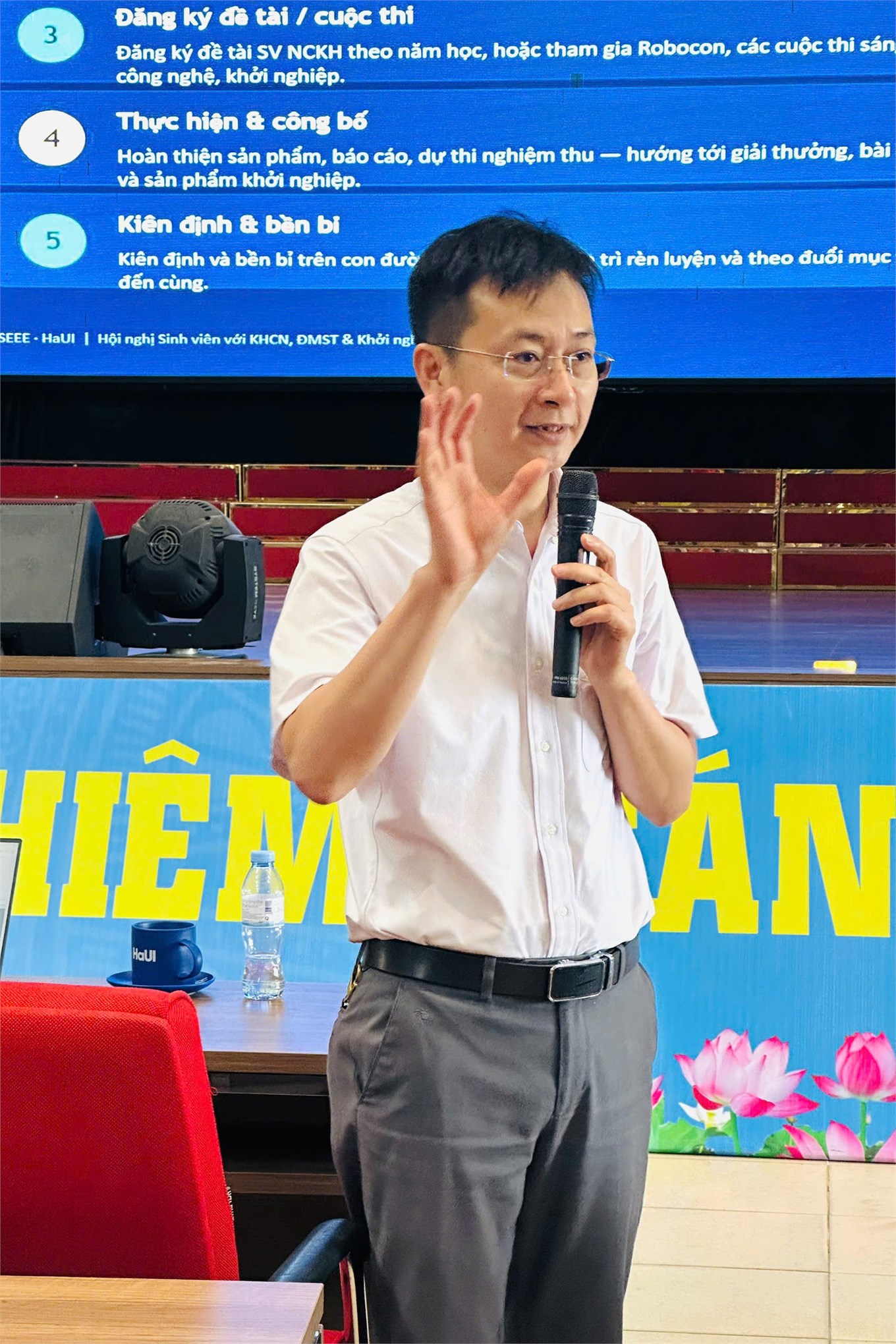 Trường Điện - Điện tử tổ chức Hội nghị Lớp trưởng, Bí thư Chi đoàn học kỳ II năm học 2025 - 2026