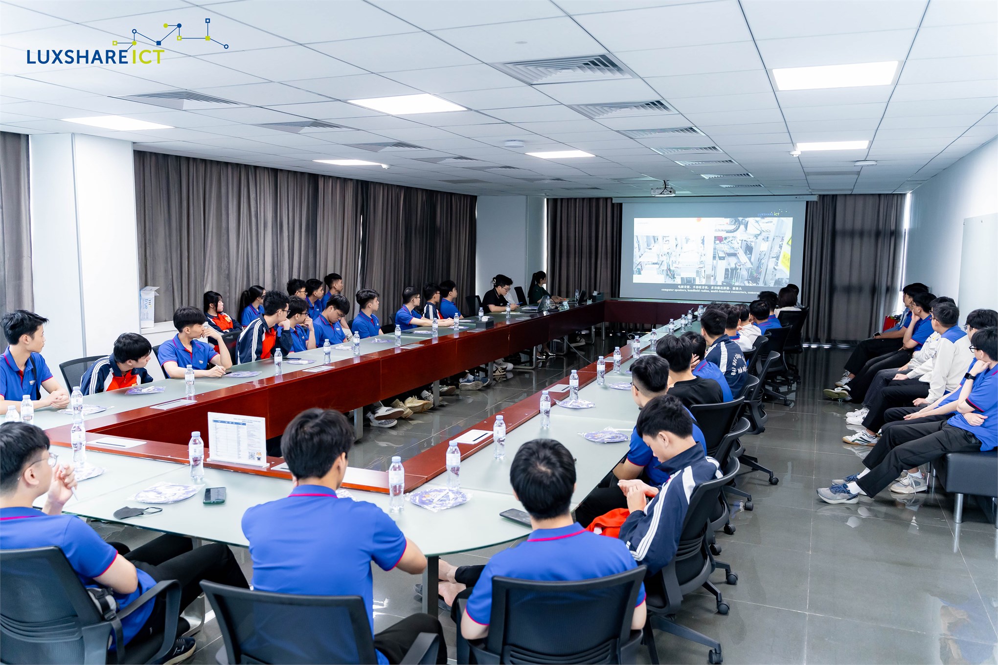 Sinh viên Trường Điện - Điện tử tham quan, trải nghiệm thực tế tại Công ty TNHH Luxshare - ICT Việt Nam
