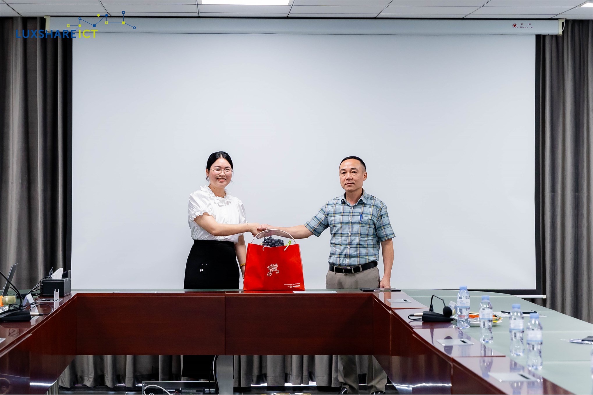 Sinh viên Trường Điện - Điện tử tham quan, trải nghiệm thực tế tại Công ty TNHH Luxshare - ICT Việt Nam