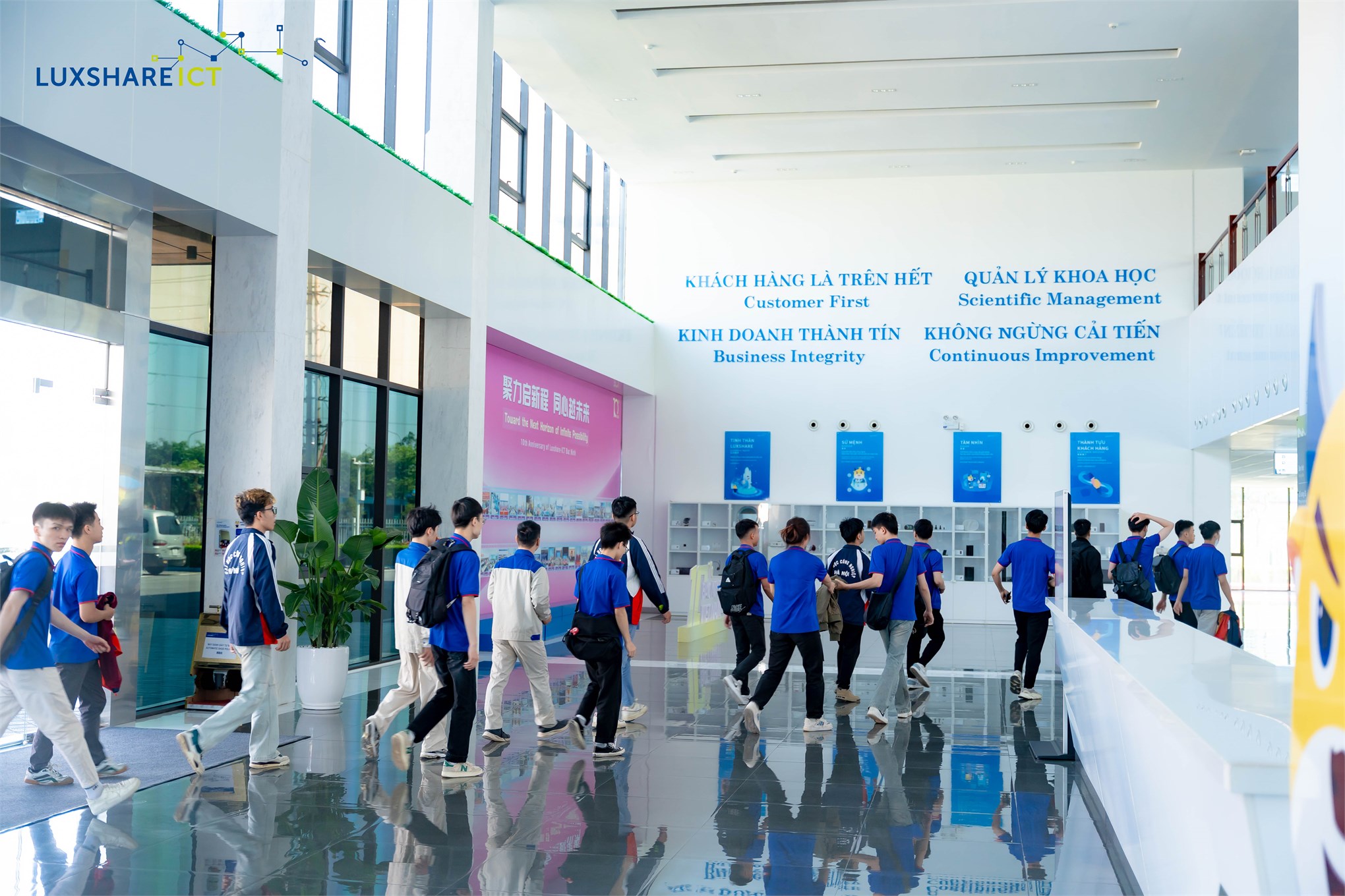Sinh viên Trường Điện - Điện tử tham quan, trải nghiệm thực tế tại Công ty TNHH Luxshare - ICT Việt Nam