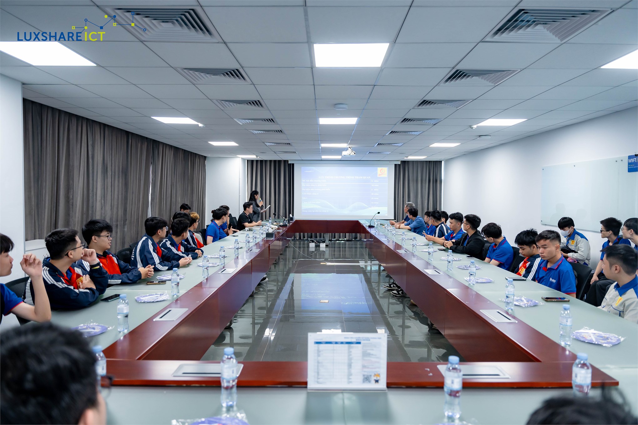 Sinh viên Trường Điện - Điện tử tham quan, trải nghiệm thực tế tại Công ty TNHH Luxshare - ICT Việt Nam