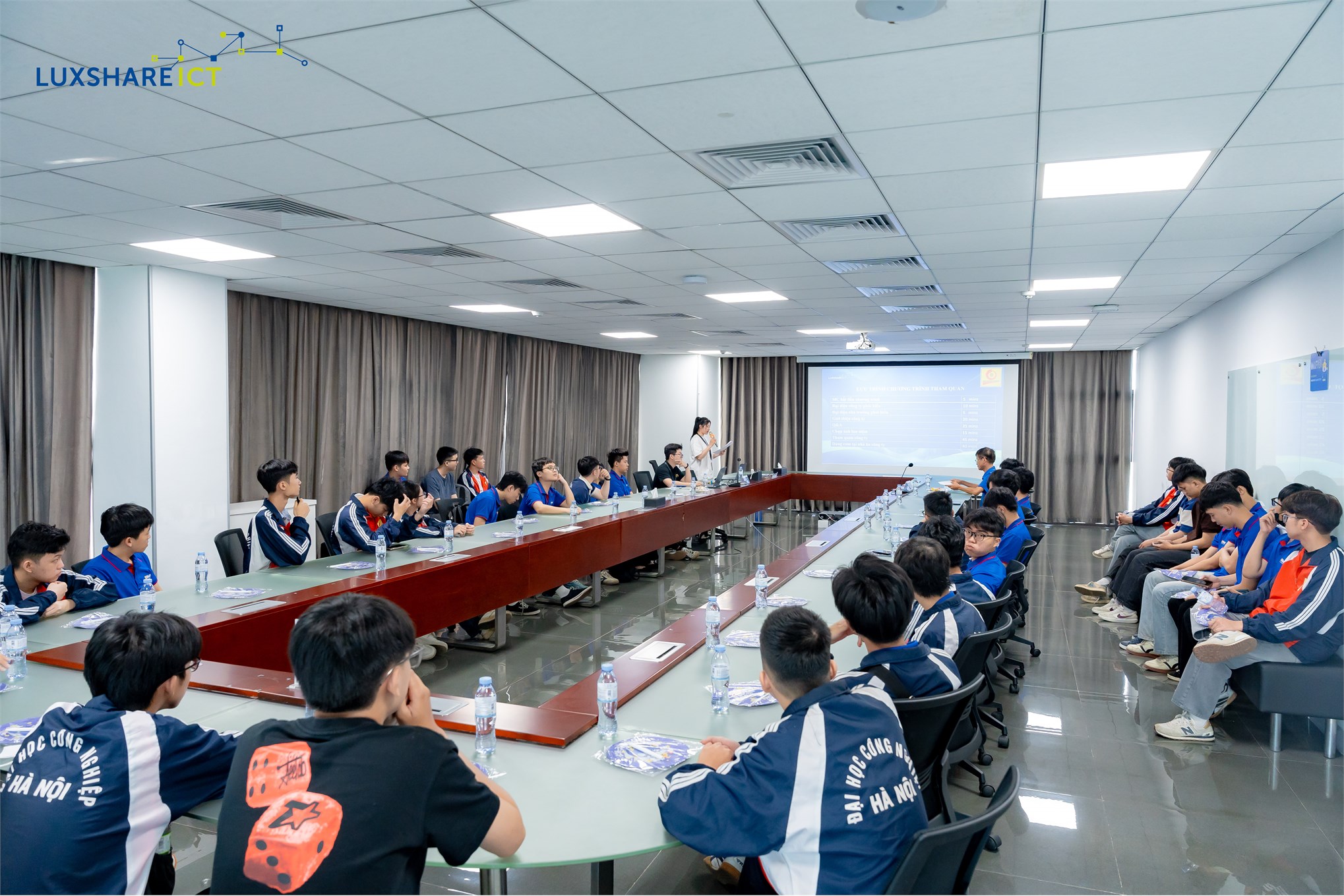 Sinh viên Trường Điện - Điện tử tham quan, trải nghiệm thực tế tại Công ty TNHH Luxshare - ICT Việt Nam