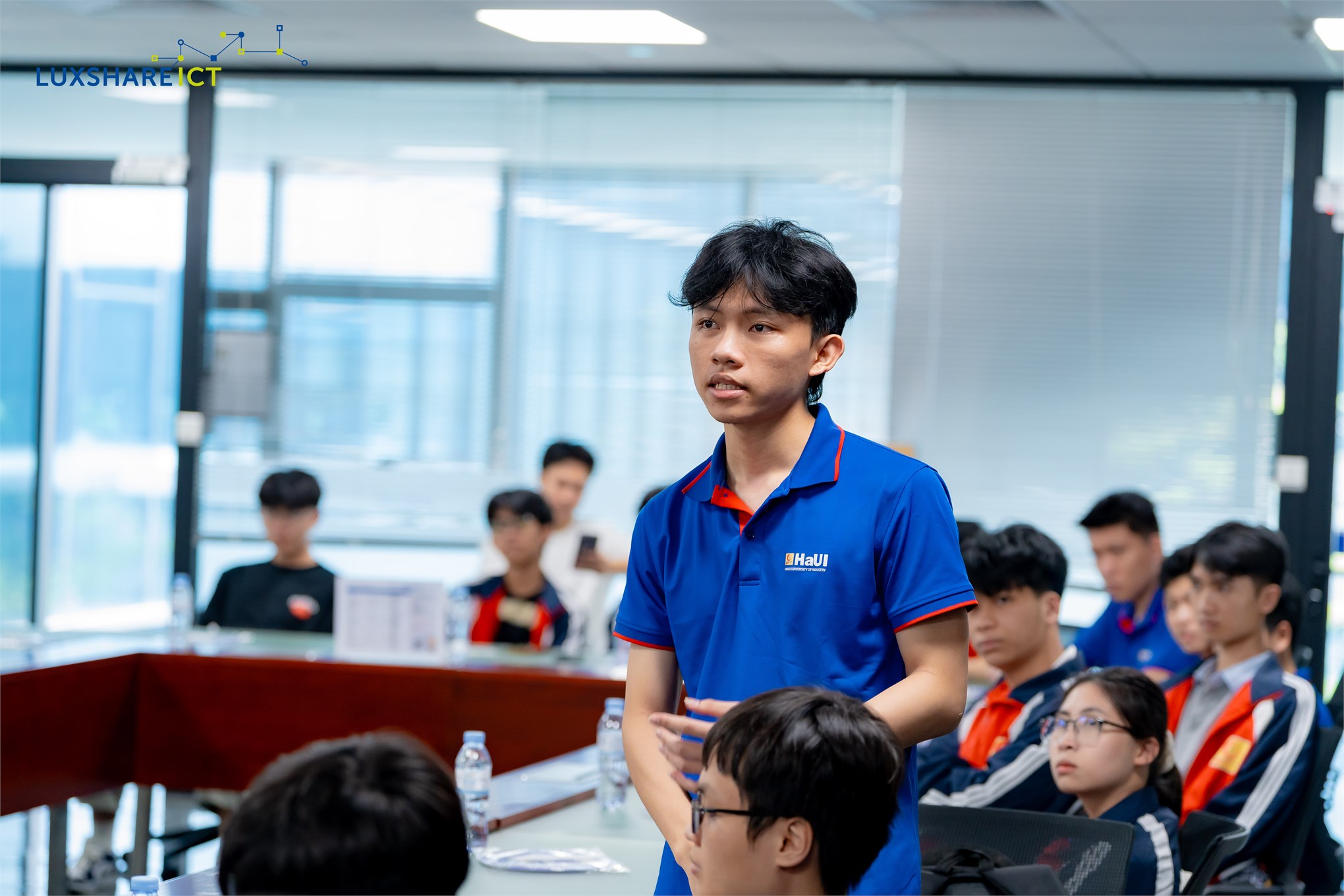 Sinh viên Trường Điện - Điện tử tham quan, trải nghiệm thực tế tại Công ty TNHH Luxshare - ICT Việt Nam