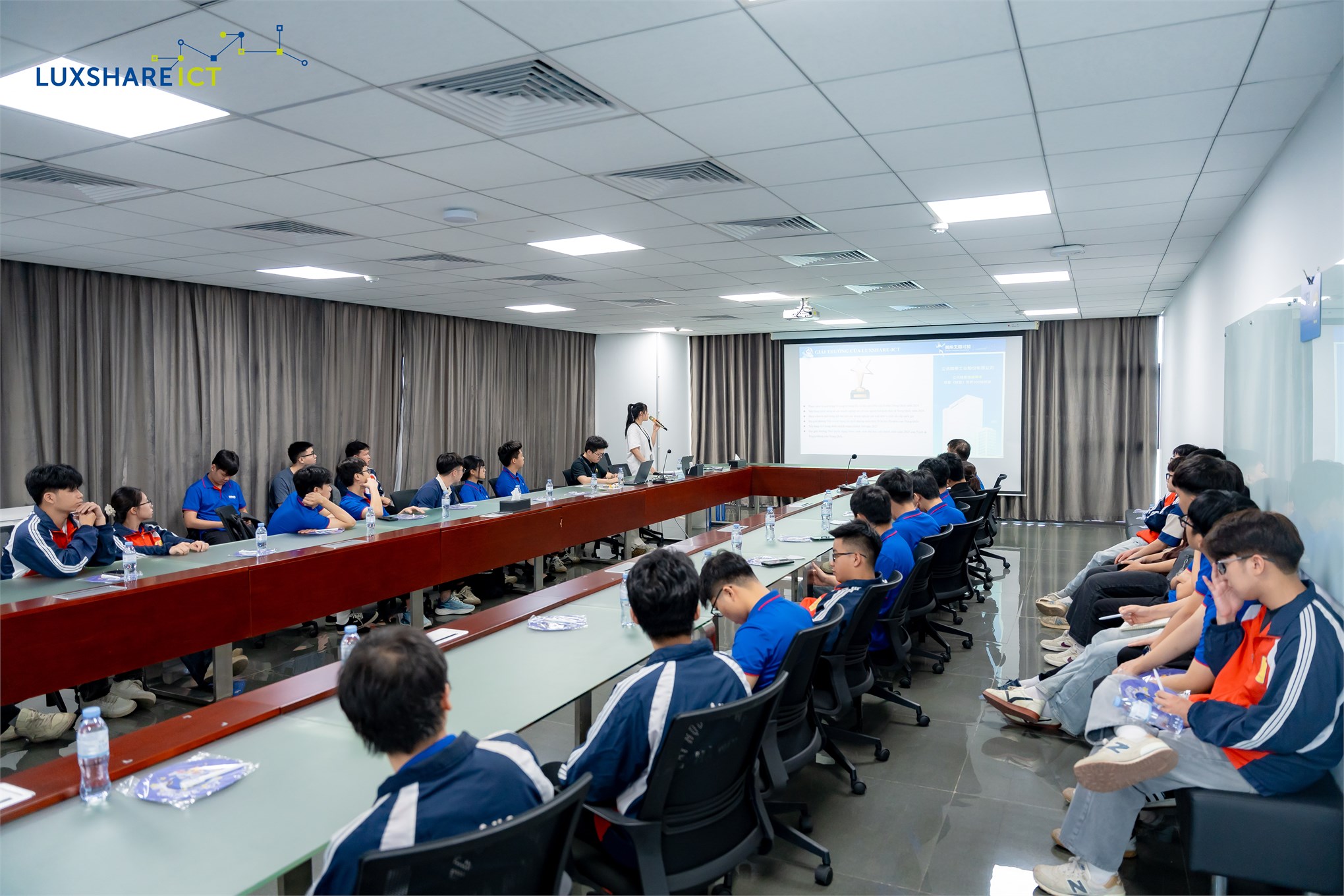 Sinh viên Trường Điện - Điện tử tham quan, trải nghiệm thực tế tại Công ty TNHH Luxshare - ICT Việt Nam