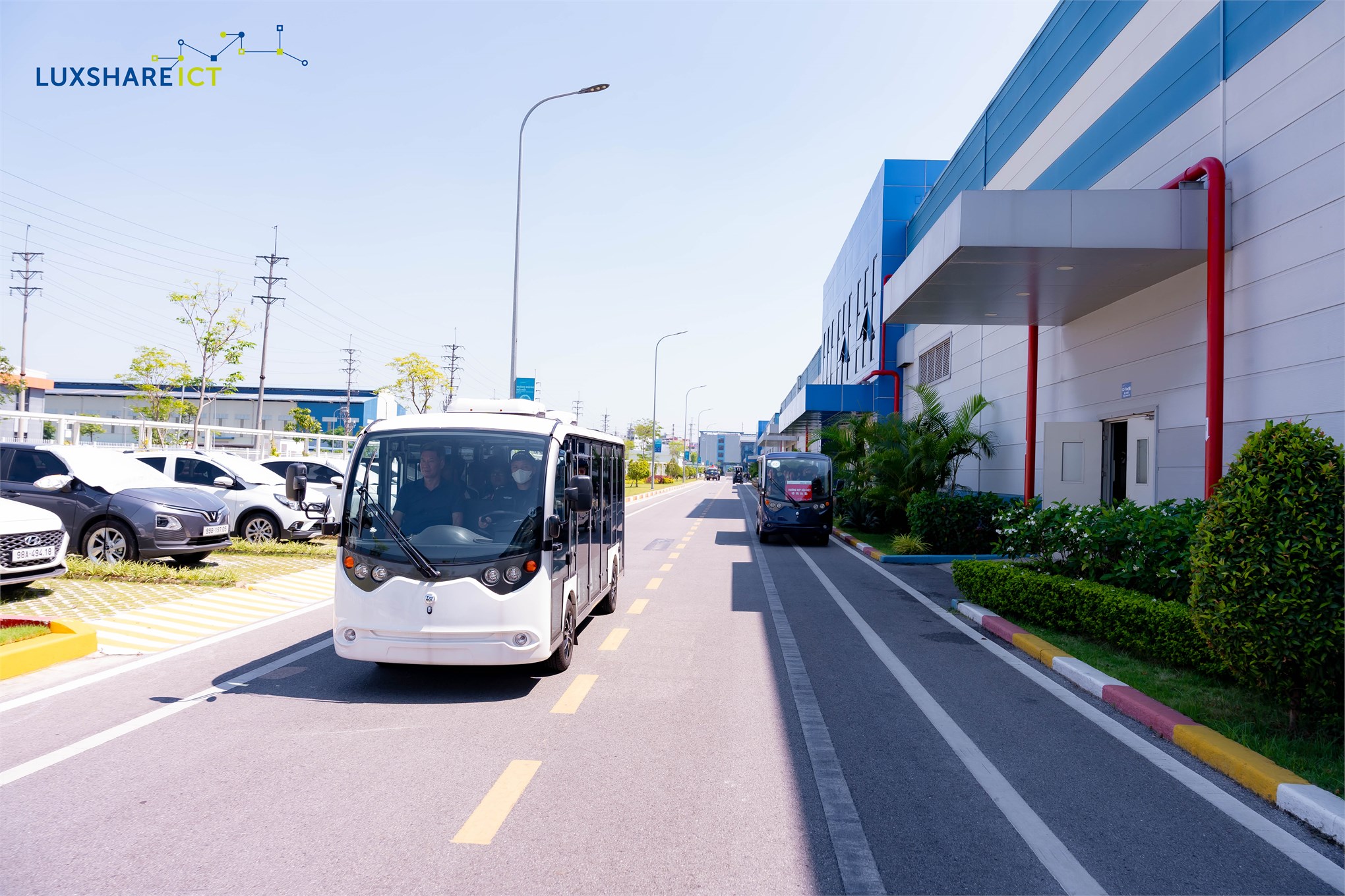 Sinh viên Trường Điện - Điện tử tham quan, trải nghiệm thực tế tại Công ty TNHH Luxshare - ICT Việt Nam