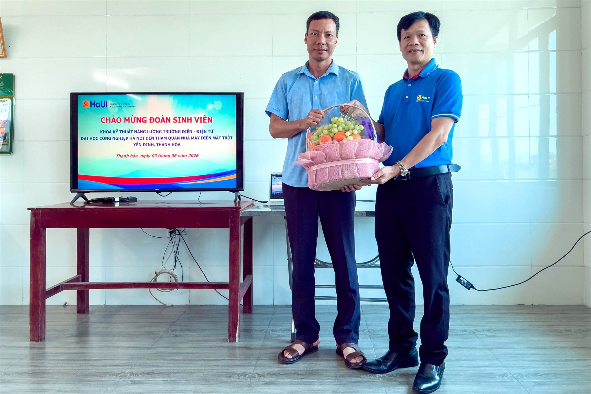 Sinh viên ngành Năng lượng tái tạo tham quan, học tập thực tế tại Nhà máy Điện Mặt trời Yên Định