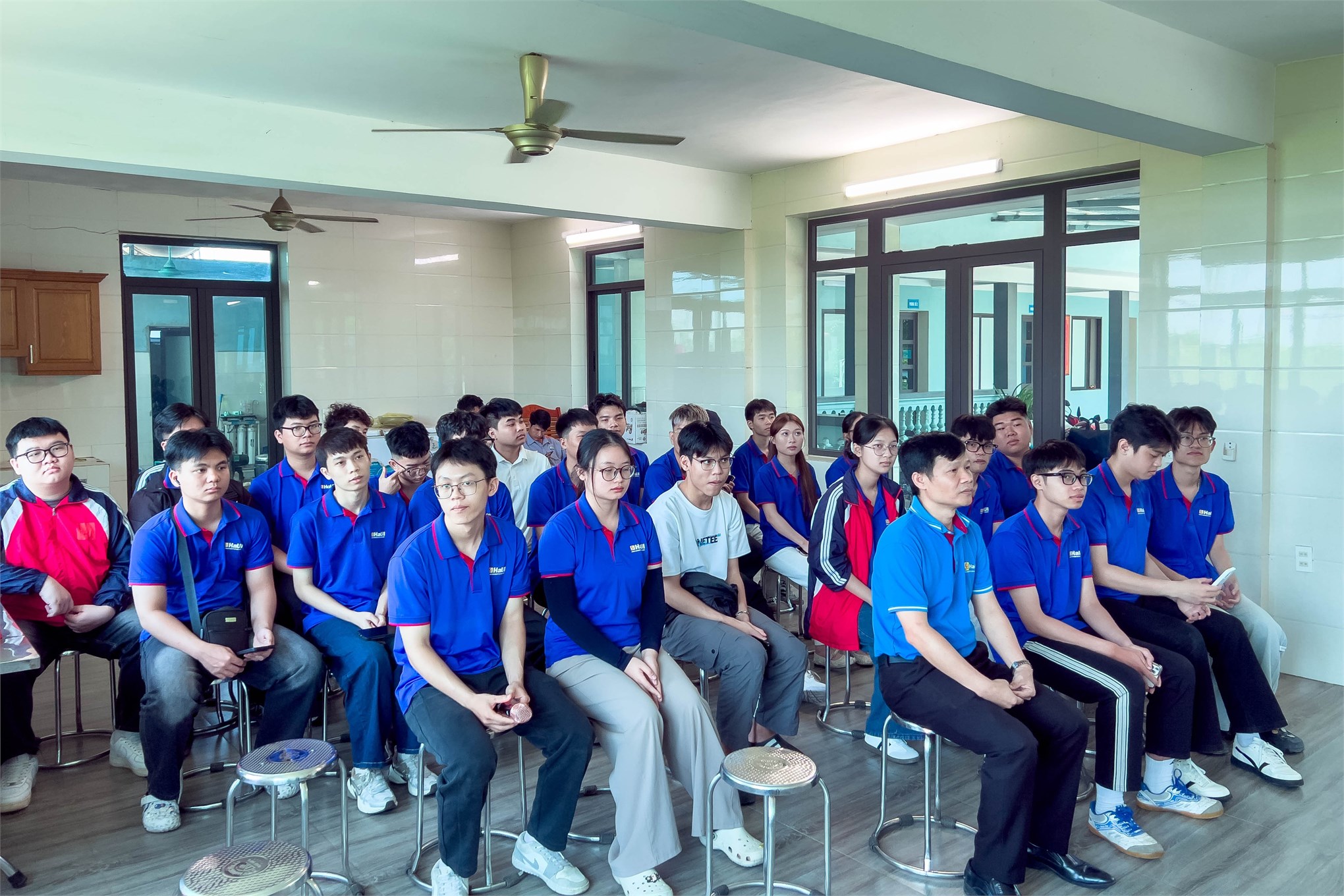 Sinh viên ngành Năng lượng tái tạo tham quan, học tập thực tế tại Nhà máy Điện Mặt trời Yên Định
