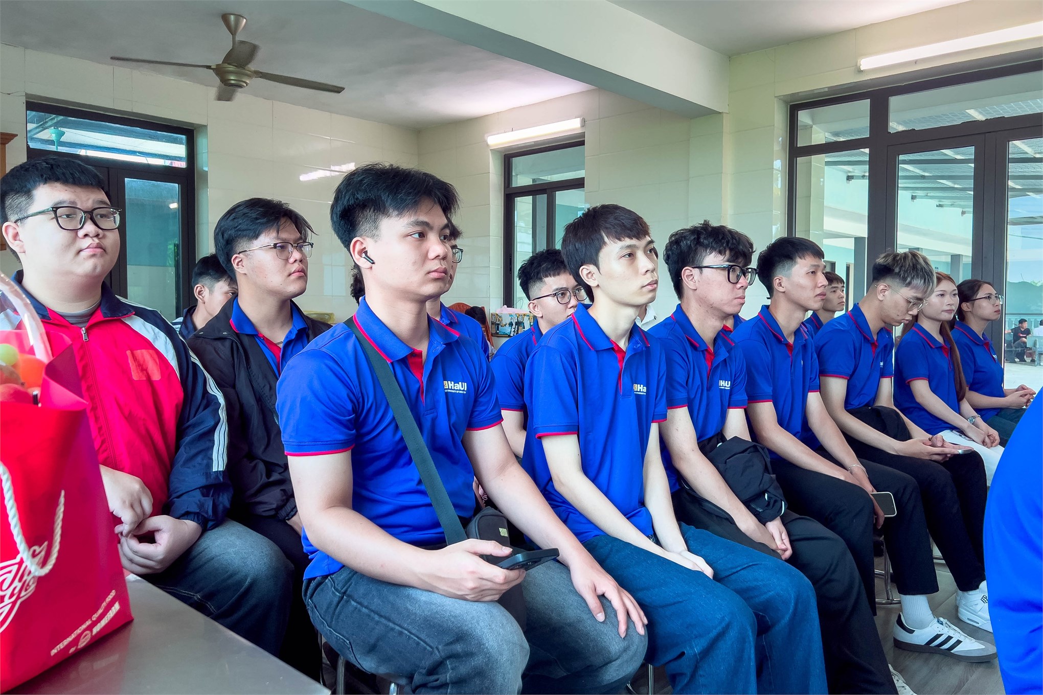 Sinh viên ngành Năng lượng tái tạo tham quan, học tập thực tế tại Nhà máy Điện Mặt trời Yên Định