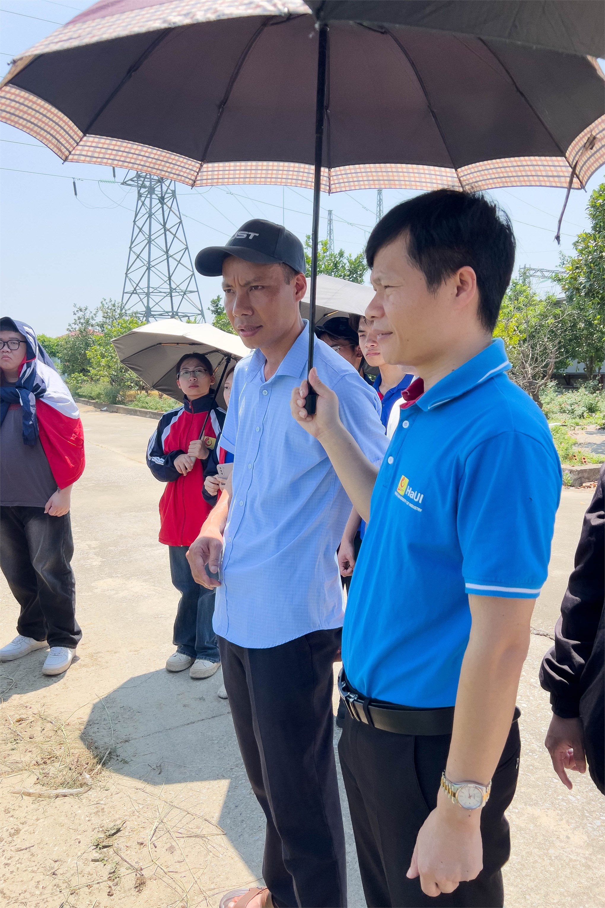 Sinh viên ngành Năng lượng tái tạo tham quan, học tập thực tế tại Nhà máy Điện Mặt trời Yên Định
