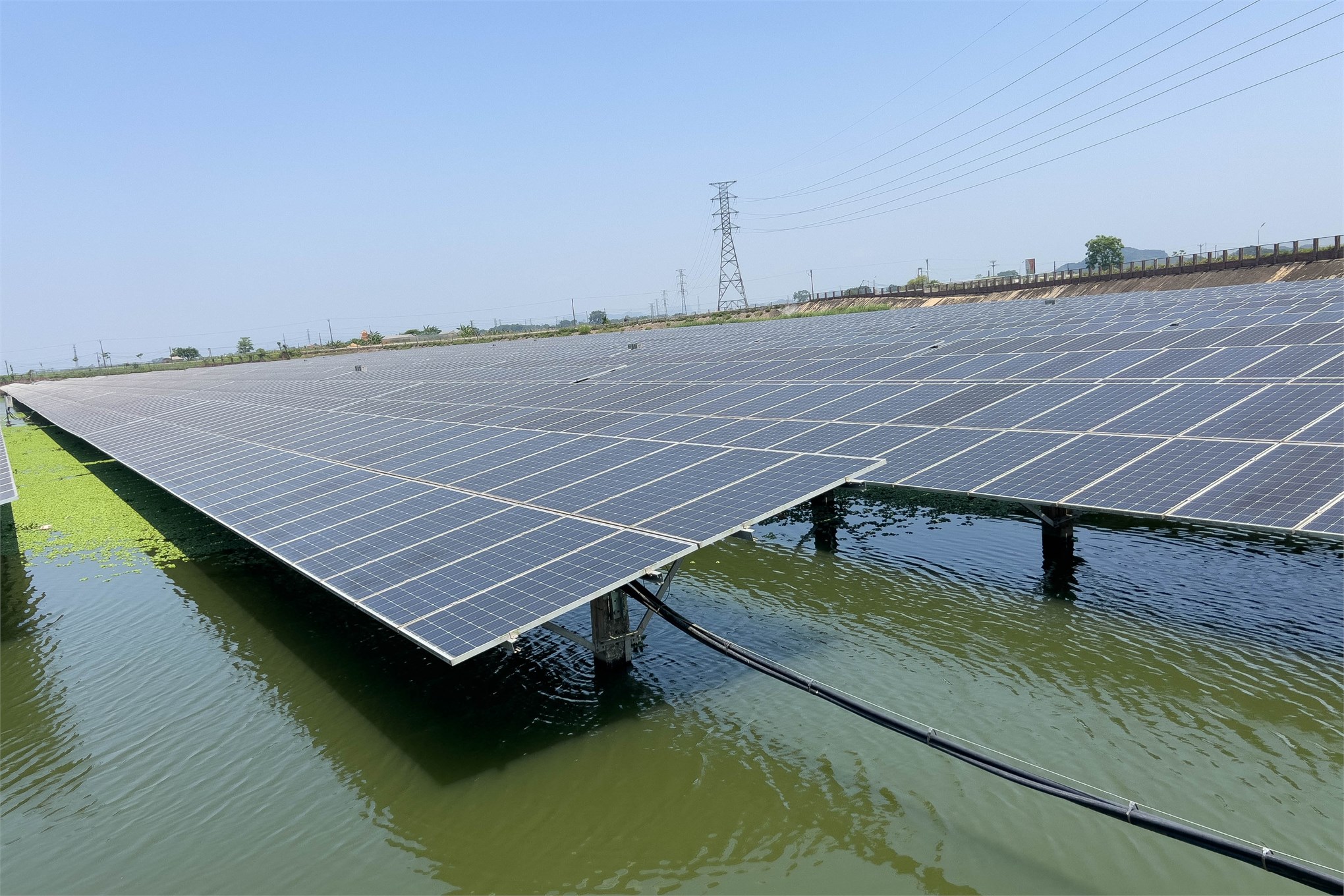 Sinh viên ngành Năng lượng tái tạo tham quan, học tập thực tế tại Nhà máy Điện Mặt trời Yên Định