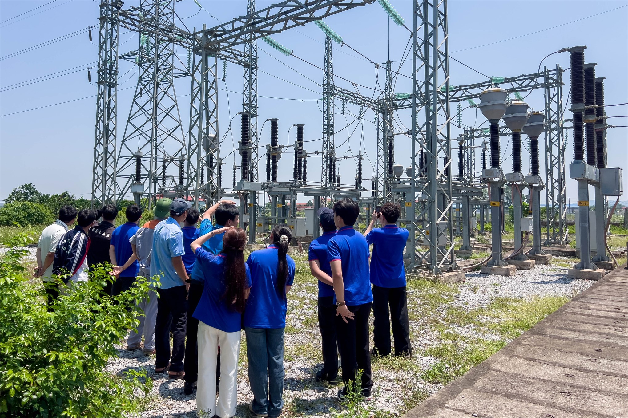 Sinh viên ngành Năng lượng tái tạo tham quan, học tập thực tế tại Nhà máy Điện Mặt trời Yên Định