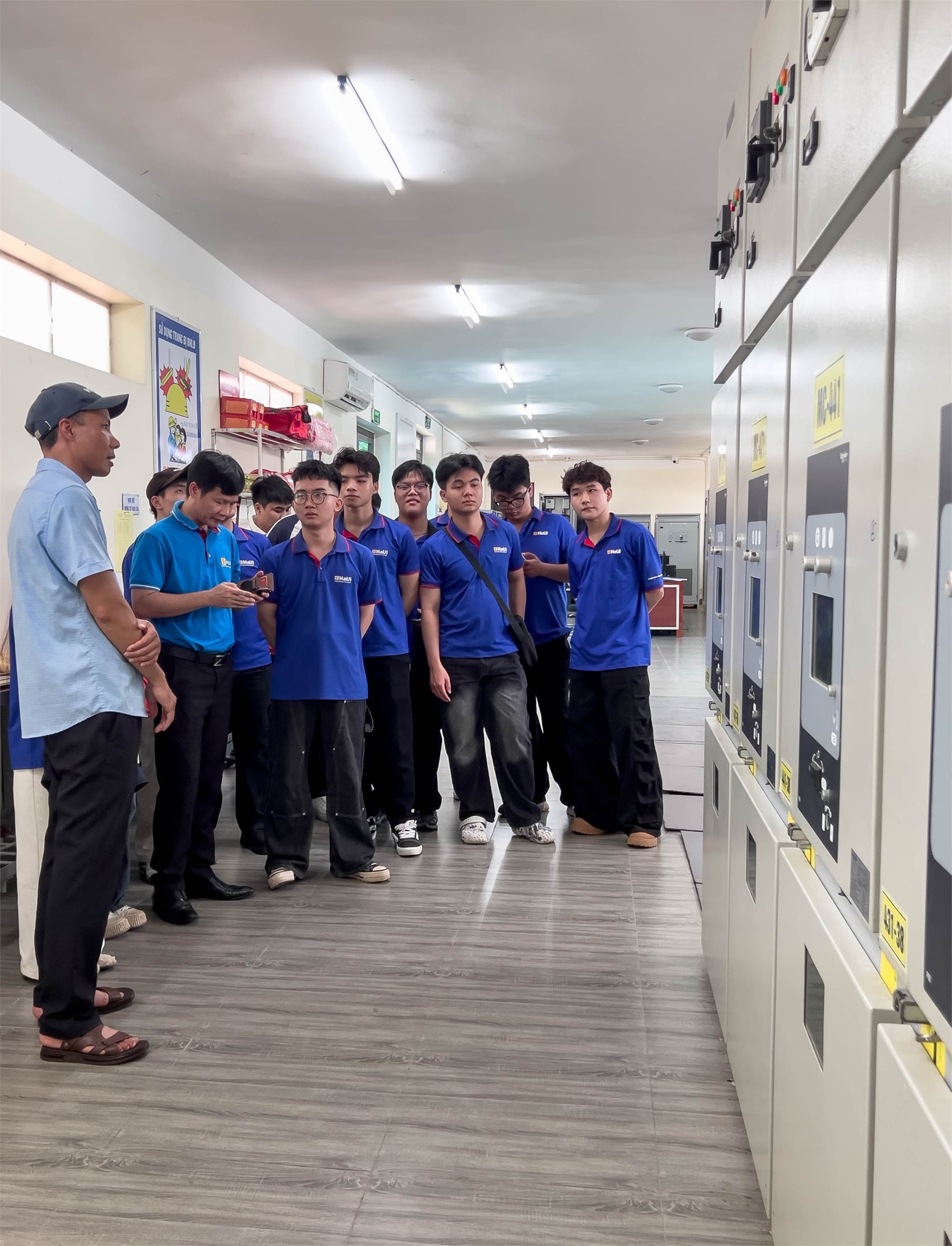 Sinh viên ngành Năng lượng tái tạo tham quan, học tập thực tế tại Nhà máy Điện Mặt trời Yên Định