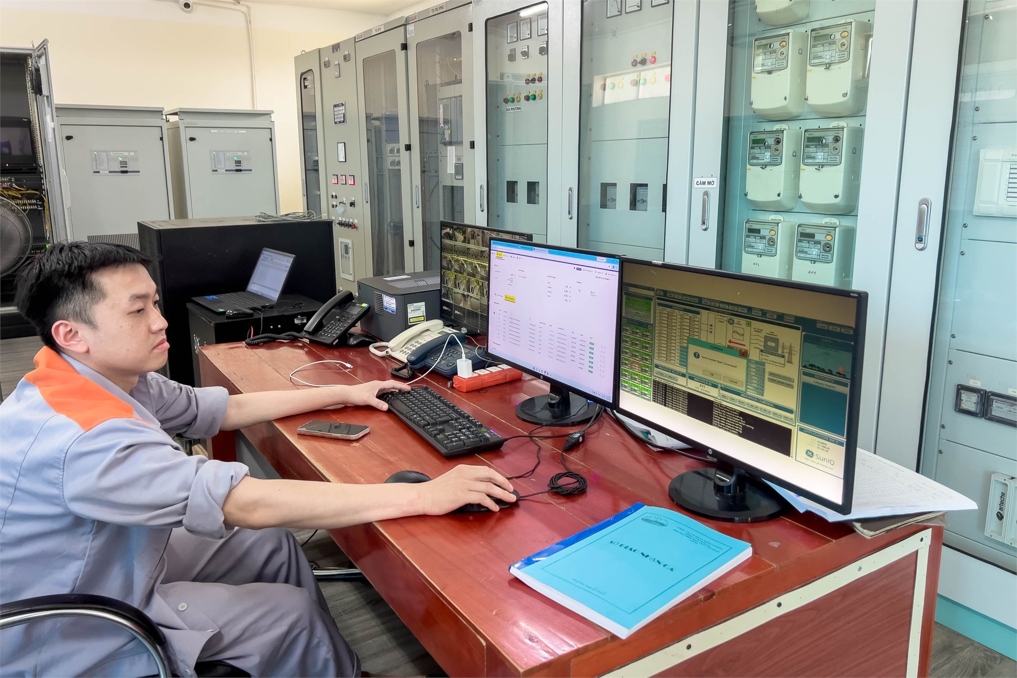 Sinh viên ngành Năng lượng tái tạo tham quan, học tập thực tế tại Nhà máy Điện Mặt trời Yên Định
