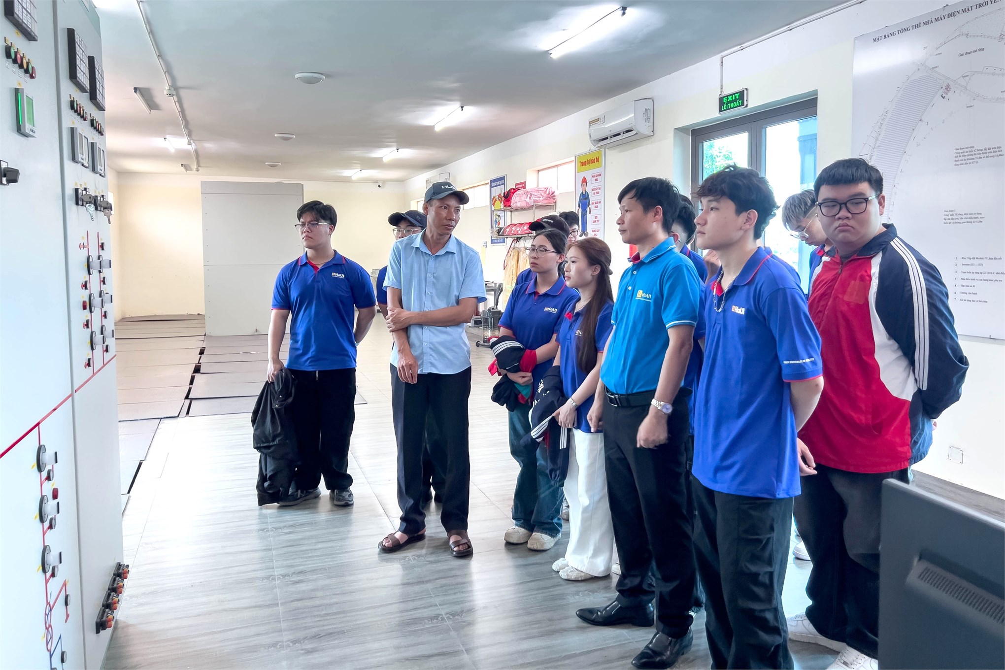 Sinh viên ngành Năng lượng tái tạo tham quan, học tập thực tế tại Nhà máy Điện Mặt trời Yên Định
