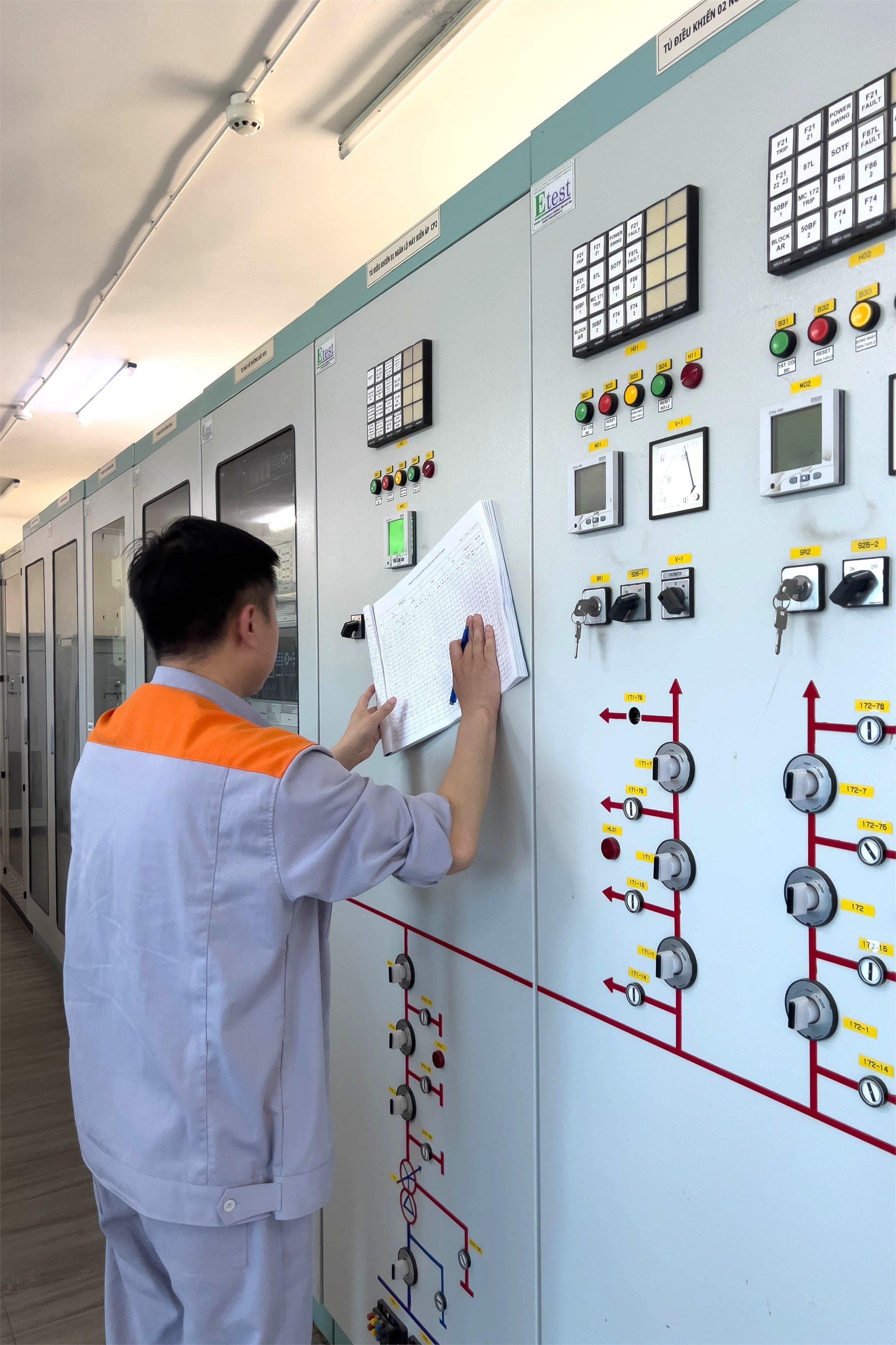 Sinh viên ngành Năng lượng tái tạo tham quan, học tập thực tế tại Nhà máy Điện Mặt trời Yên Định