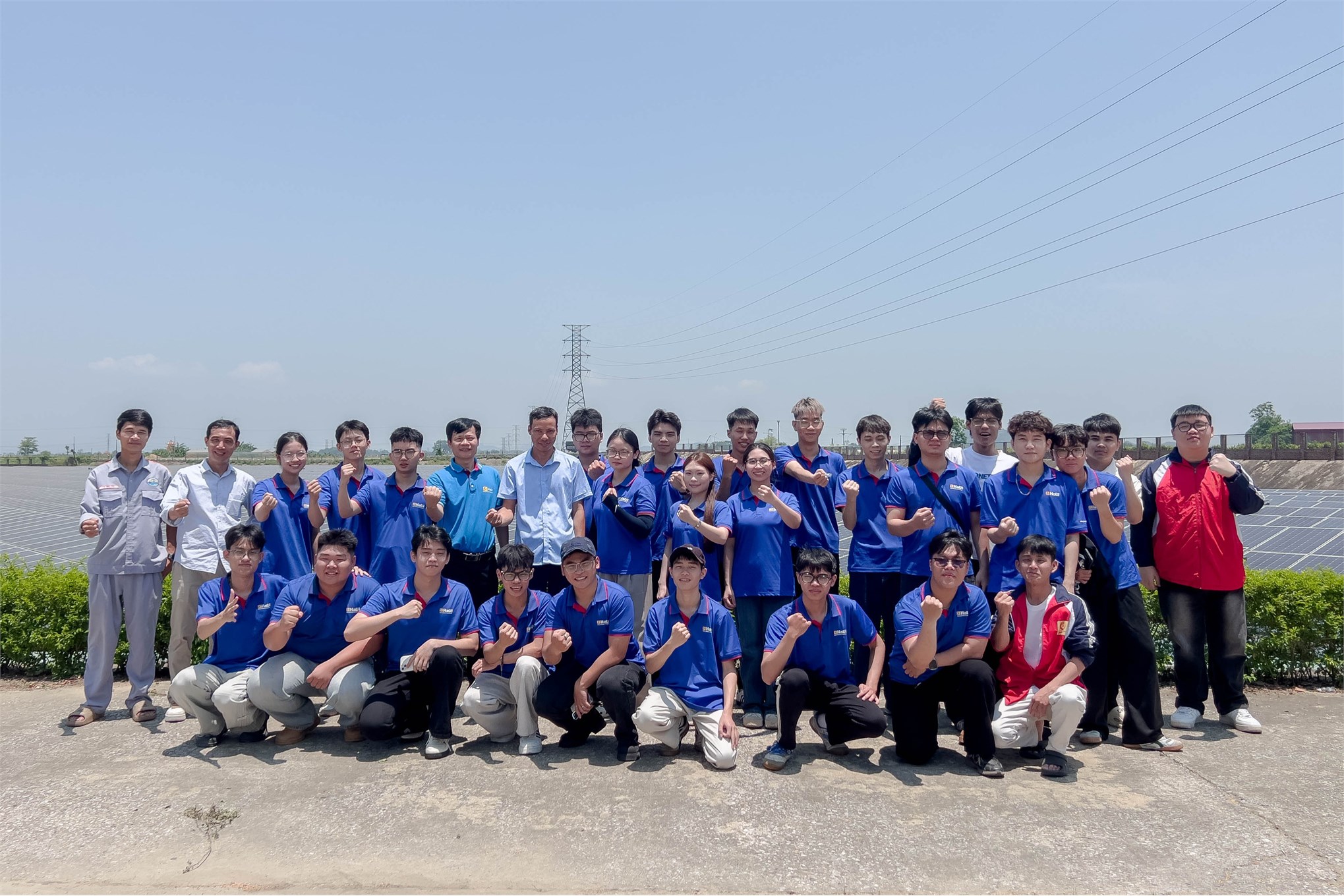 Sinh viên ngành Năng lượng tái tạo tham quan, học tập thực tế tại Nhà máy Điện Mặt trời Yên Định