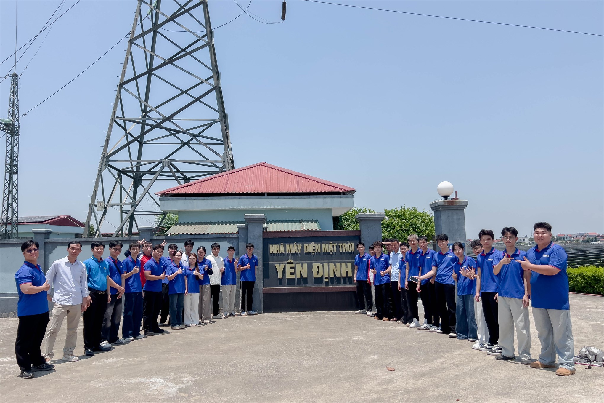 Sinh viên ngành Năng lượng tái tạo tham quan, học tập thực tế tại Nhà máy Điện Mặt trời Yên Định
