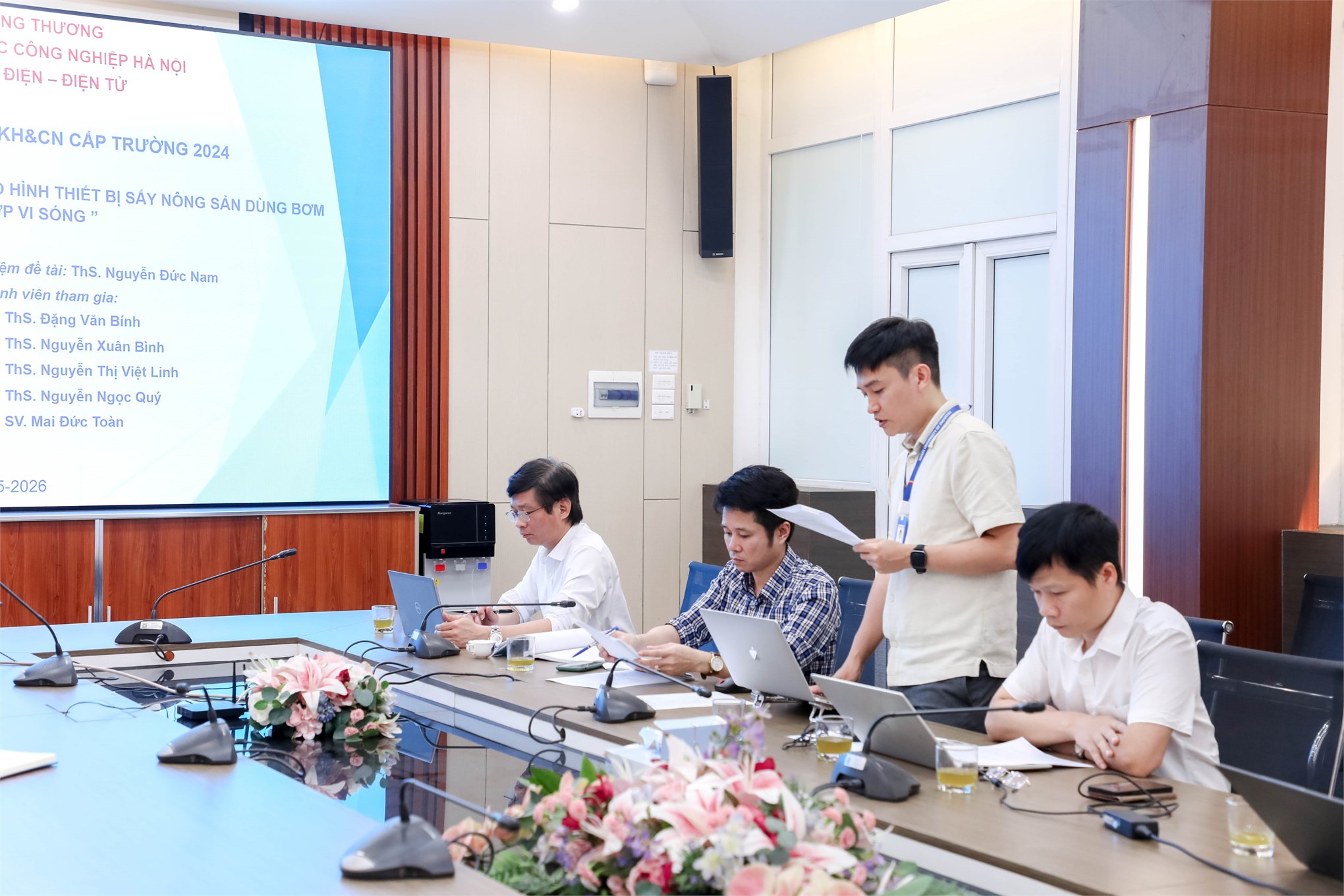 Nghiệm thu thành công đề tài KH&CN cấp cơ sở: “Nghiên cứu thiết kế, chế tạo mô hình thiết bị sấy nông sản dùng bơm nhiệt kết hợp vi sóng”