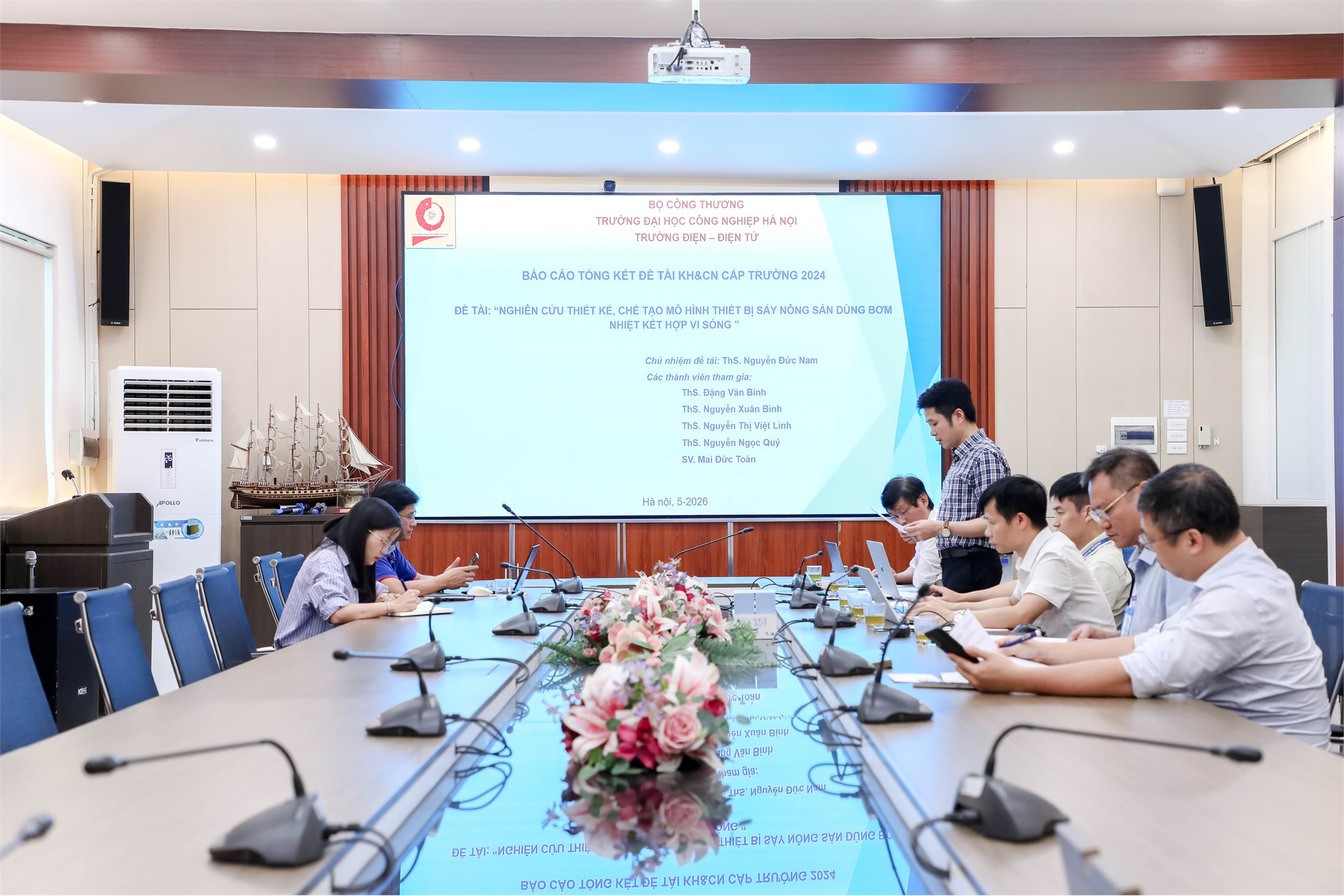 Nghiệm thu thành công đề tài KH&CN cấp cơ sở: “Nghiên cứu thiết kế, chế tạo mô hình thiết bị sấy nông sản dùng bơm nhiệt kết hợp vi sóng”