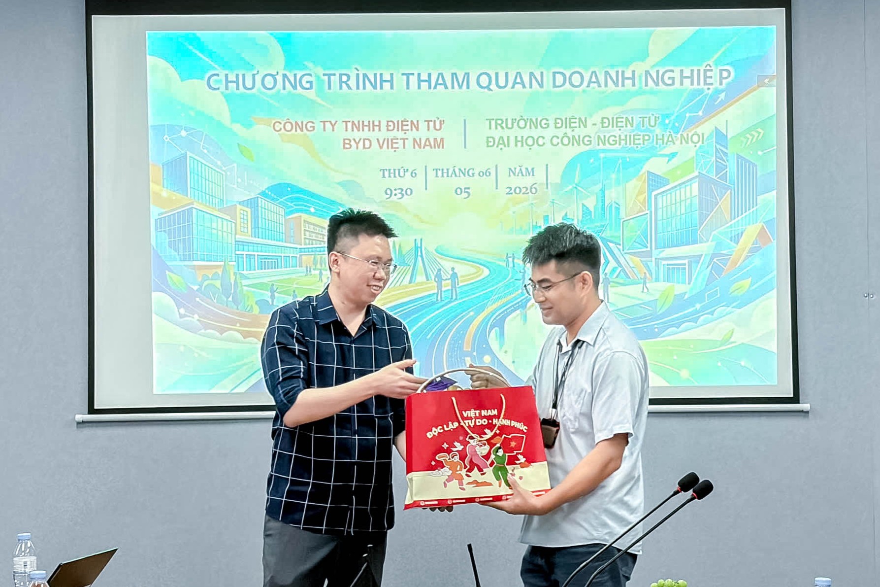 Sinh viên Trường Điện – Điện tử tham quan, trải nghiệm thực tế tại Công ty TNHH Điện tử BYD Việt Nam