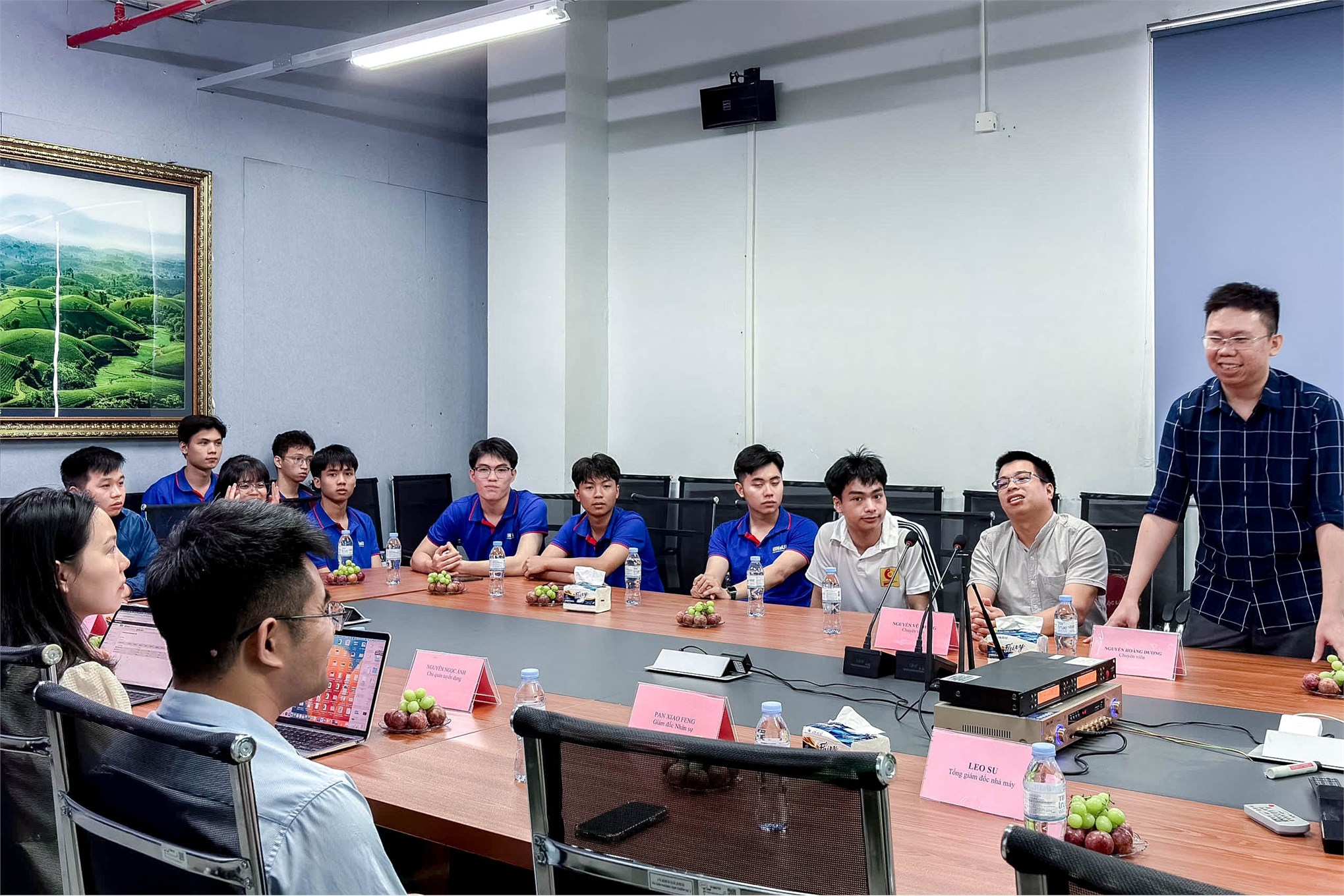 Sinh viên Trường Điện – Điện tử tham quan, trải nghiệm thực tế tại Công ty TNHH Điện tử BYD Việt Nam