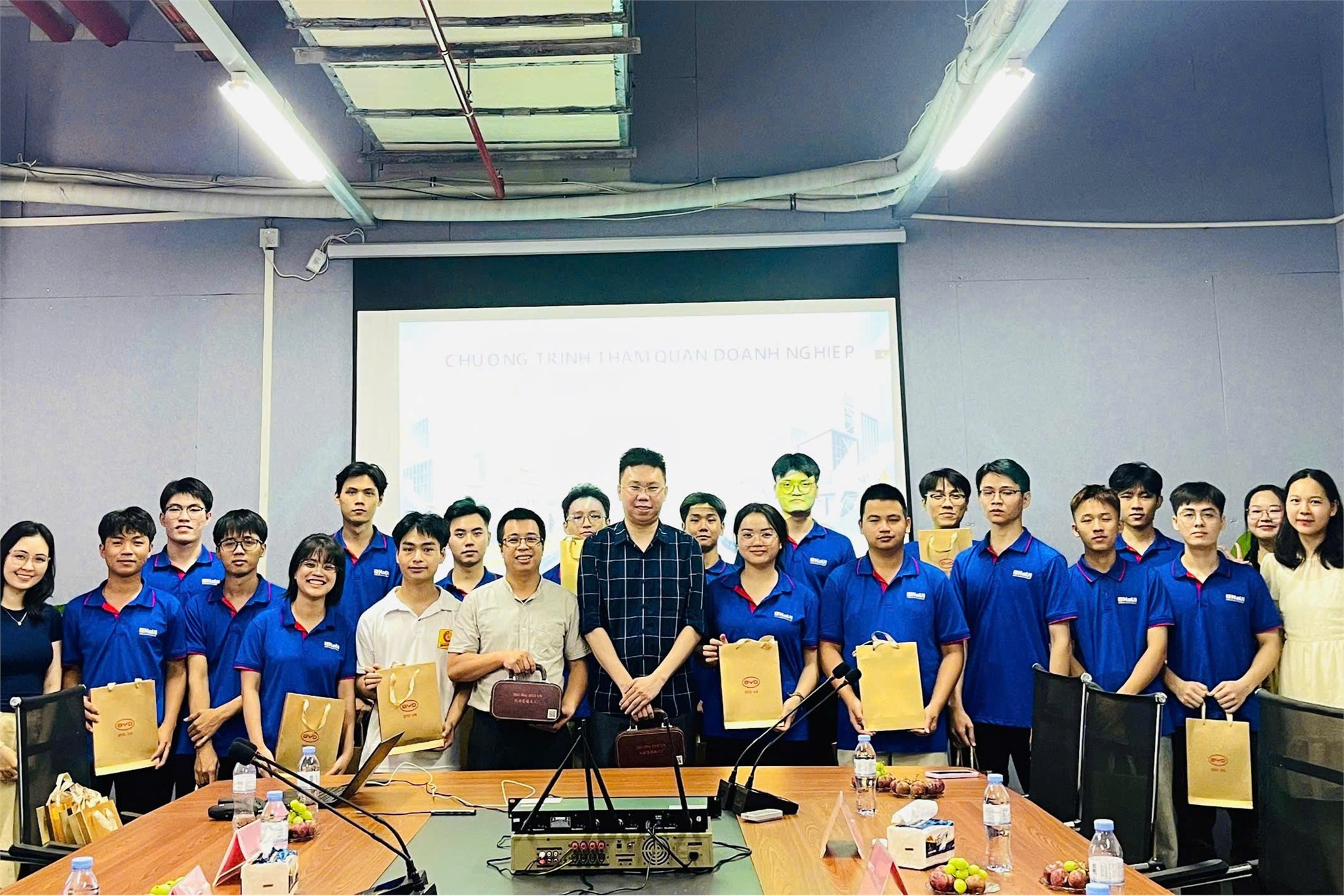 Sinh viên Trường Điện – Điện tử tham quan, trải nghiệm thực tế tại Công ty TNHH Điện tử BYD Việt Nam