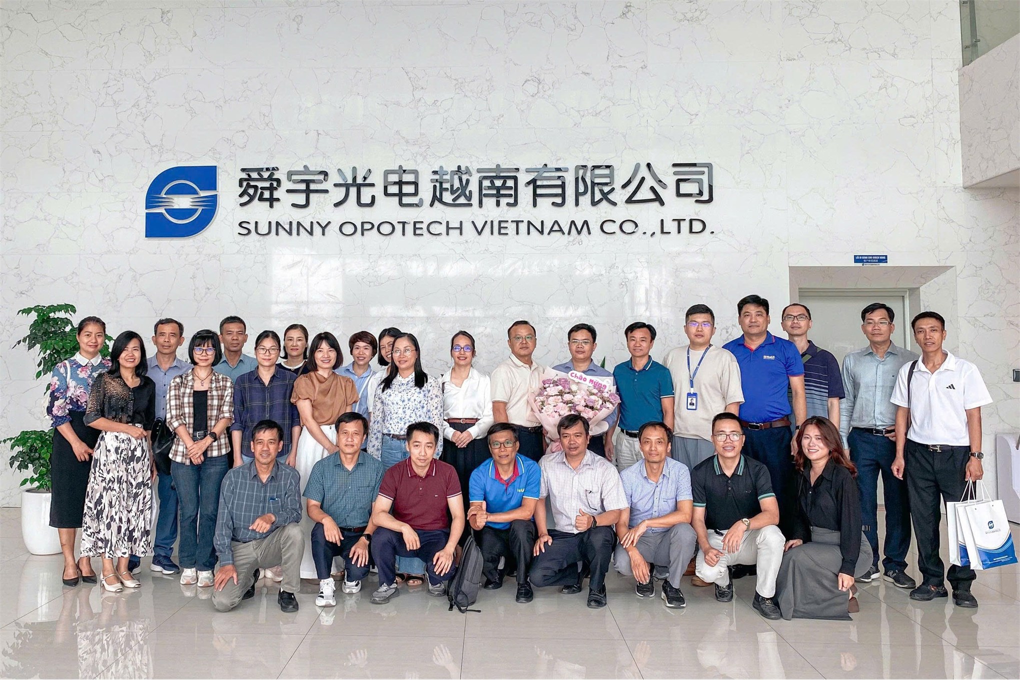 Khoa Tự động hóa, Trường Điện- Điện tử, Đại học Công Nghiệp Hà Nội thăm và làm việc tại Công ty TNHH Sunny Opotech Việt Nam
